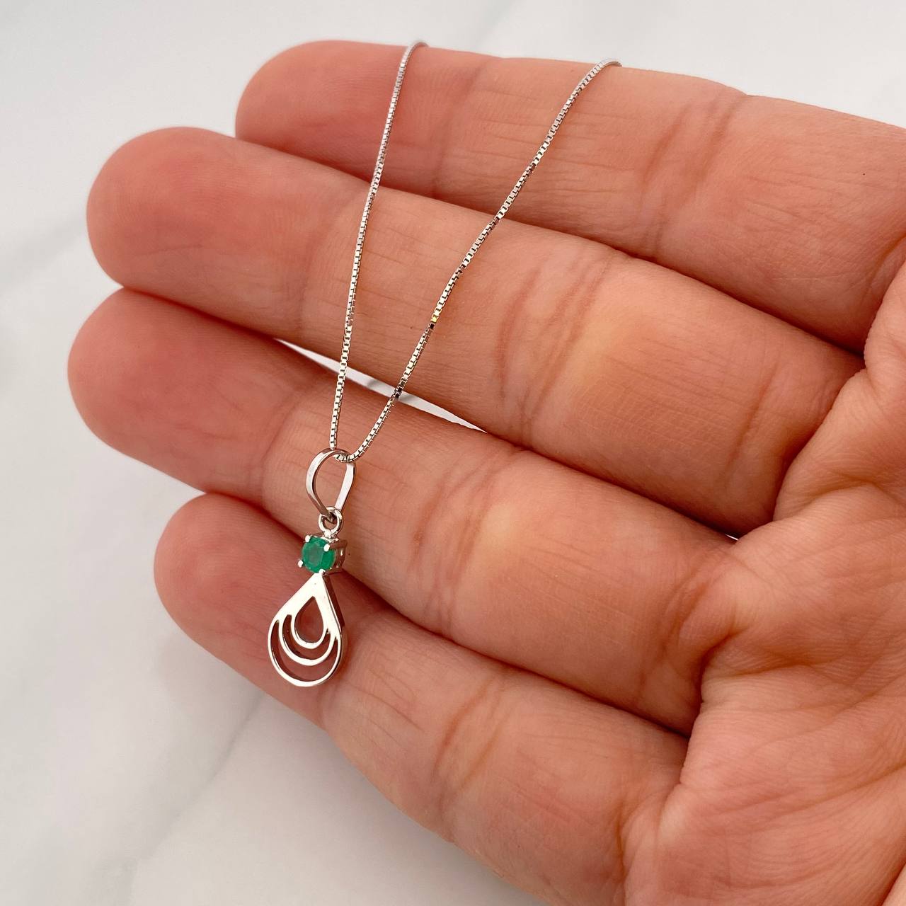 Set Cadena Veneciana + Dije Lágrima Doble Esmeralda 9pts / 2g / 50cm Oro Blanco 18K