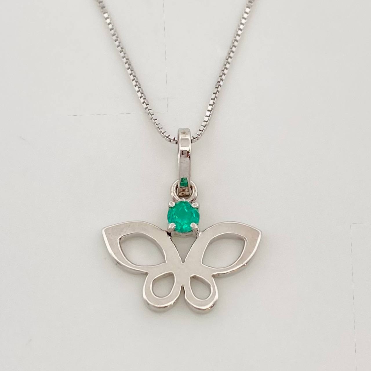 Set Cadena Veneciana + Dije Mariposa Esmeralda 7pts / 1.95g / 50cm Oro Blanco 18K