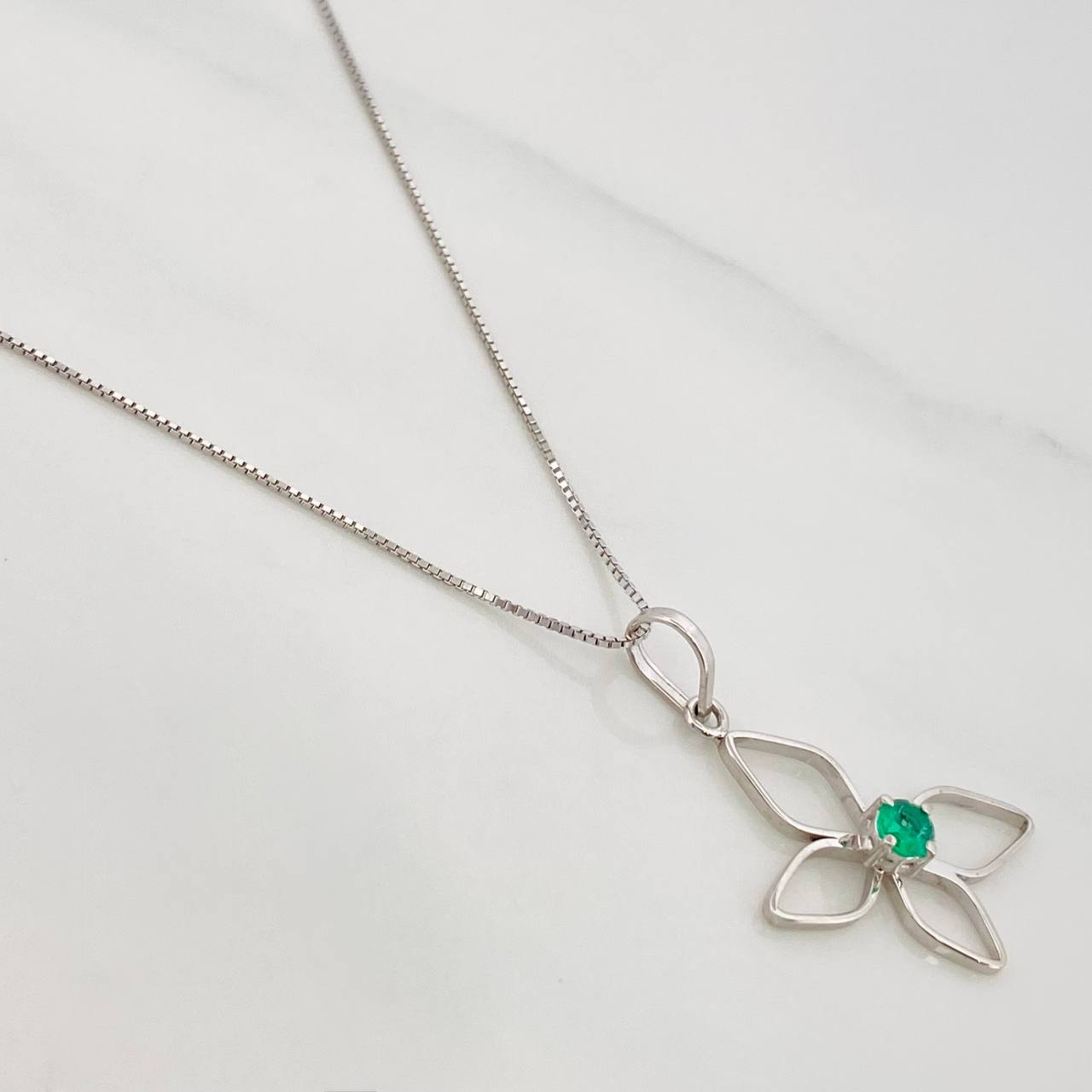 Set Cadena Veneciana + Dije Mariposa Esmeralda 9pts / 2g / 50cm Oro Blanco 18K