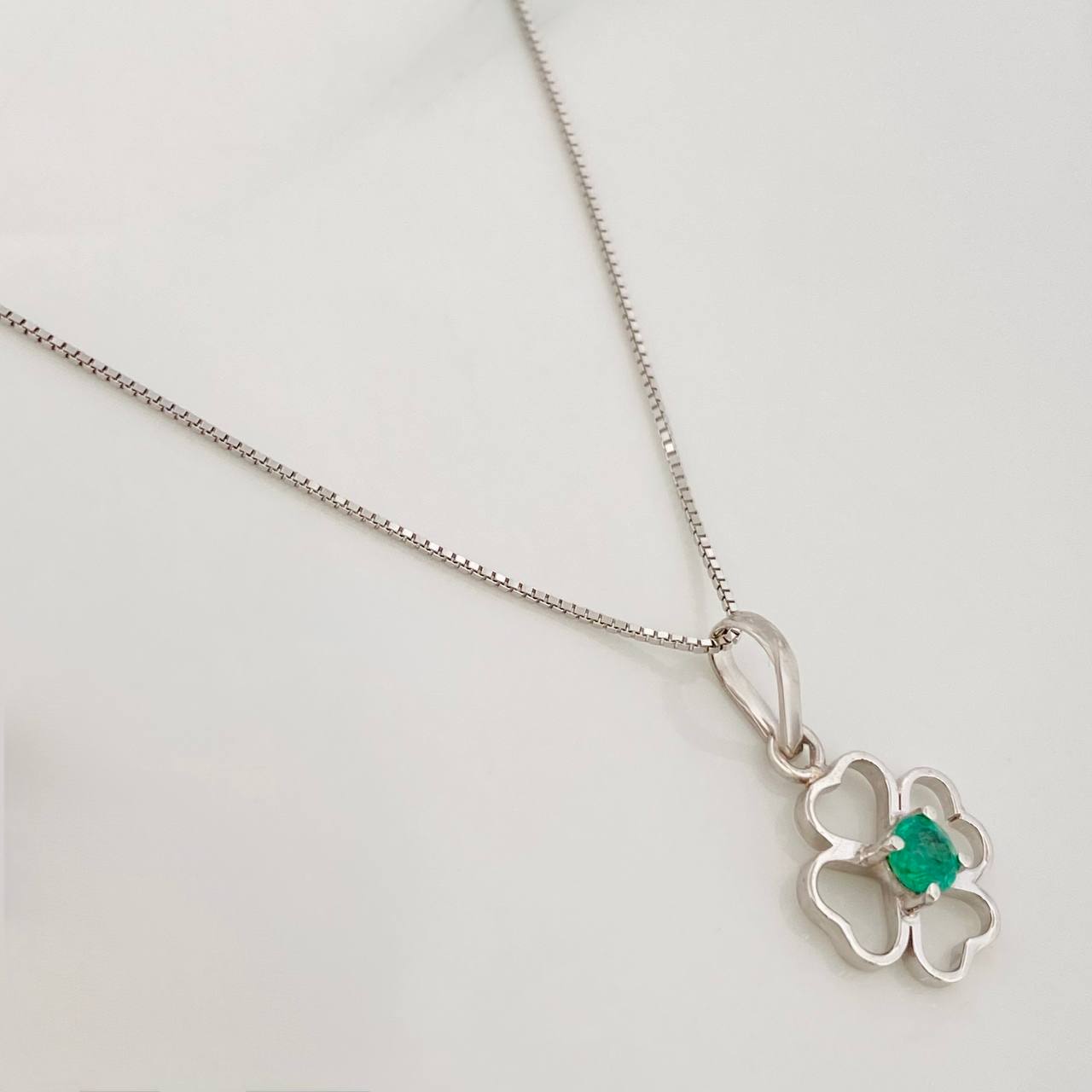 Set Cadena Veneciana + Dije Flor Esmeralda 9pts / 1.5g / 45cm Oro Blanco 18K