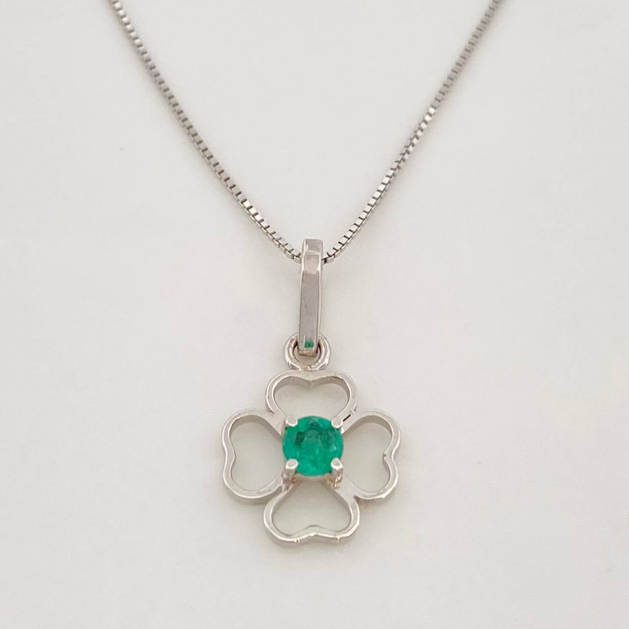 Set Cadena Veneciana + Dije Flor Esmeralda 9pts / 1.5g / 45cm Oro Blanco 18K