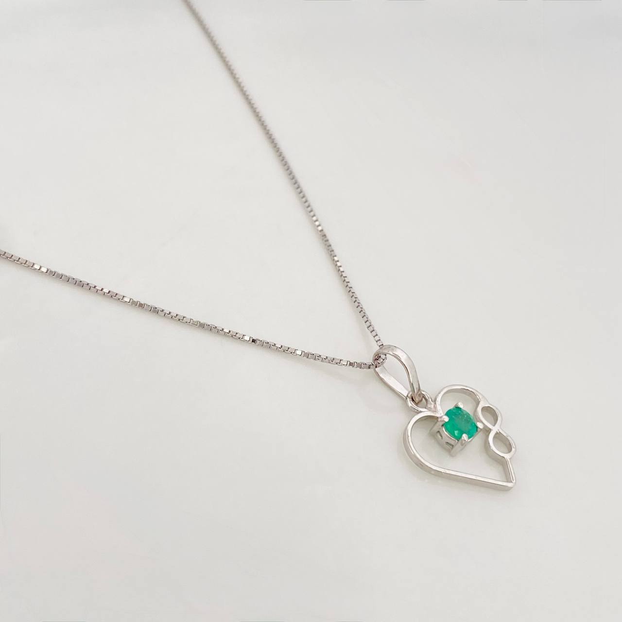 Set Cadena Veneciana + Dije Corazón Infinto Esmeralda 9pts / 1.75g / 50cm Oro Blanco 18K