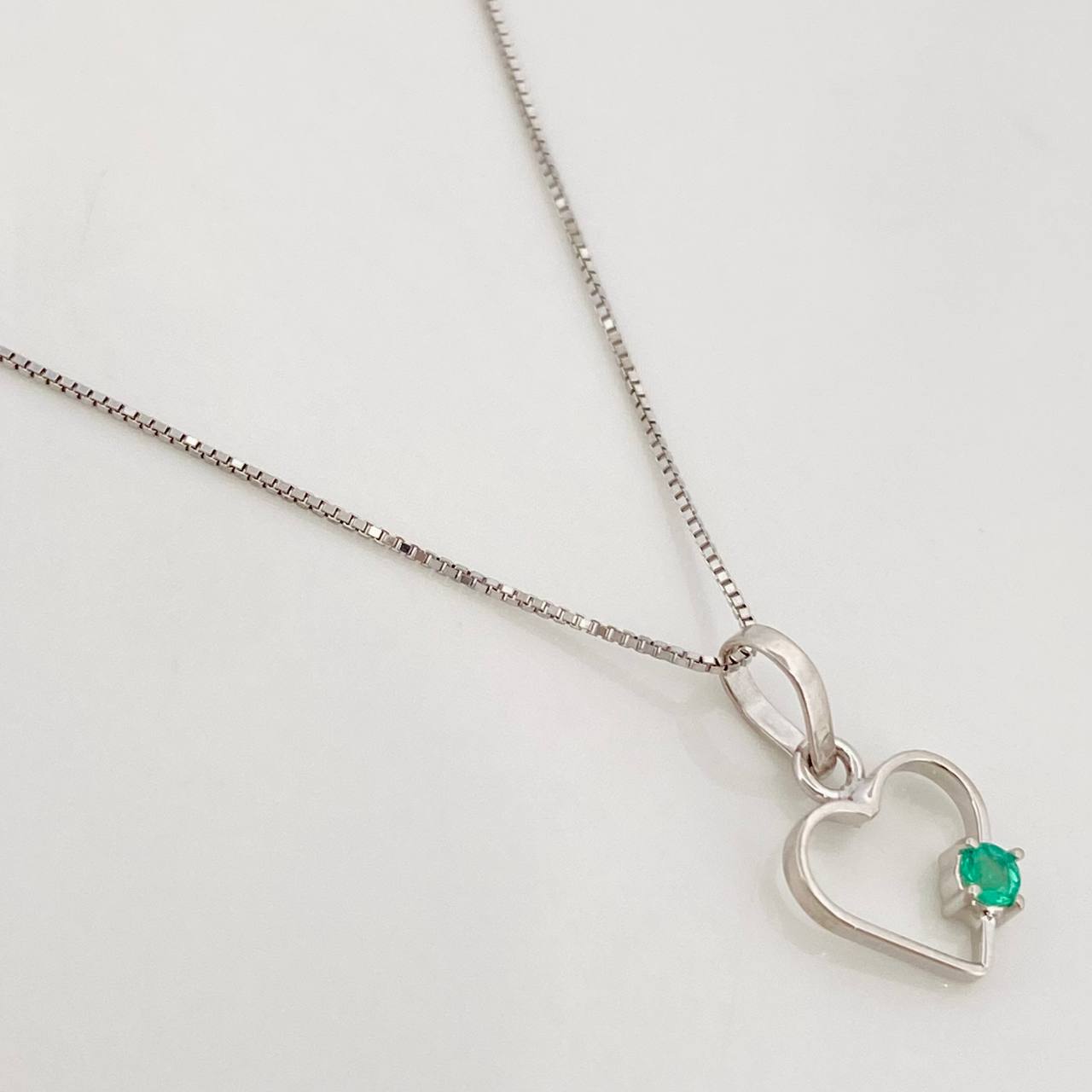 Set Cadena Veneciana + Dije Silueta Corazón Esmeralda 4pts / 1.35g / 45cm Oro Blanco 18K