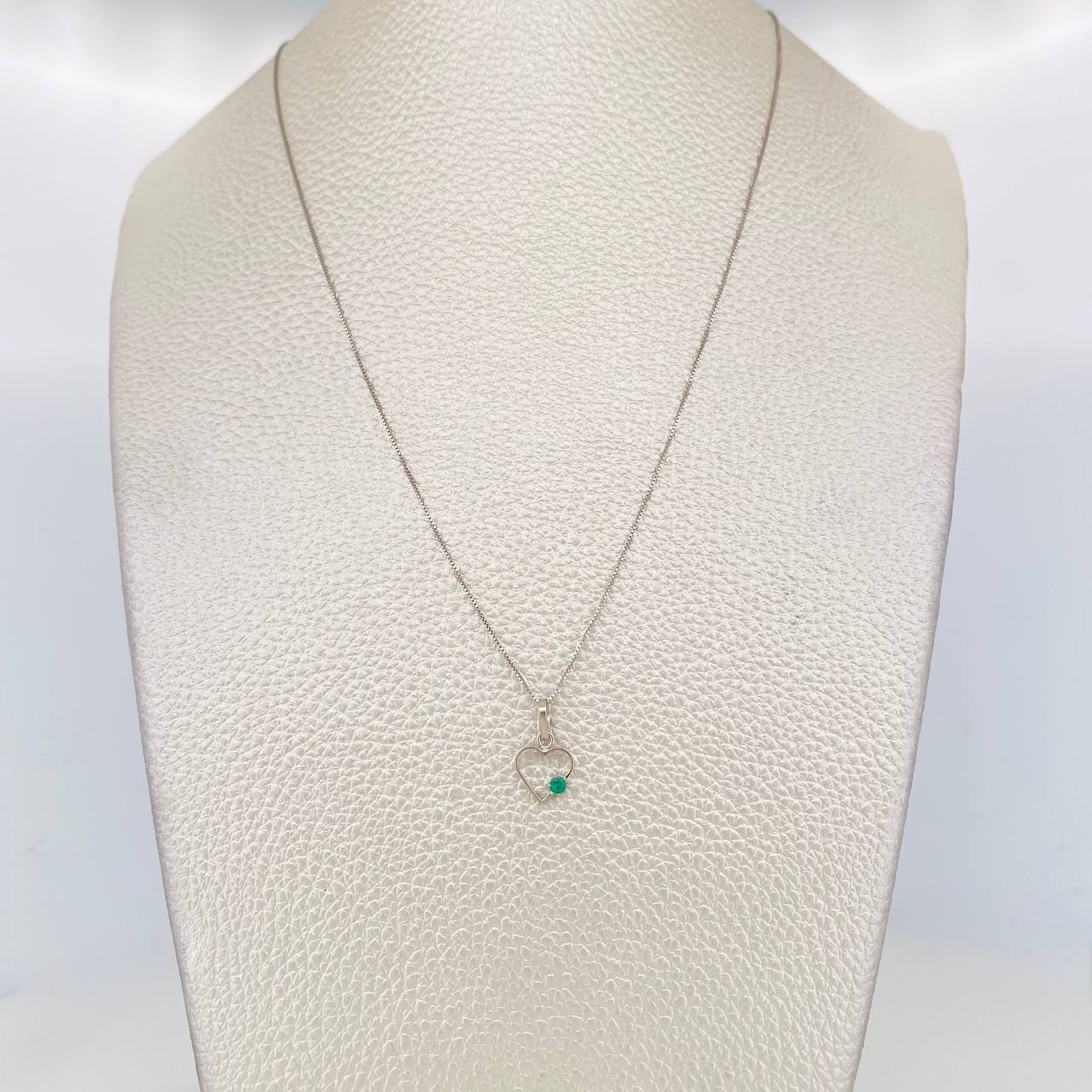 Set Cadena Veneciana + Dije Silueta Corazón Esmeralda 4pts / 1.35g / 45cm Oro Blanco 18K
