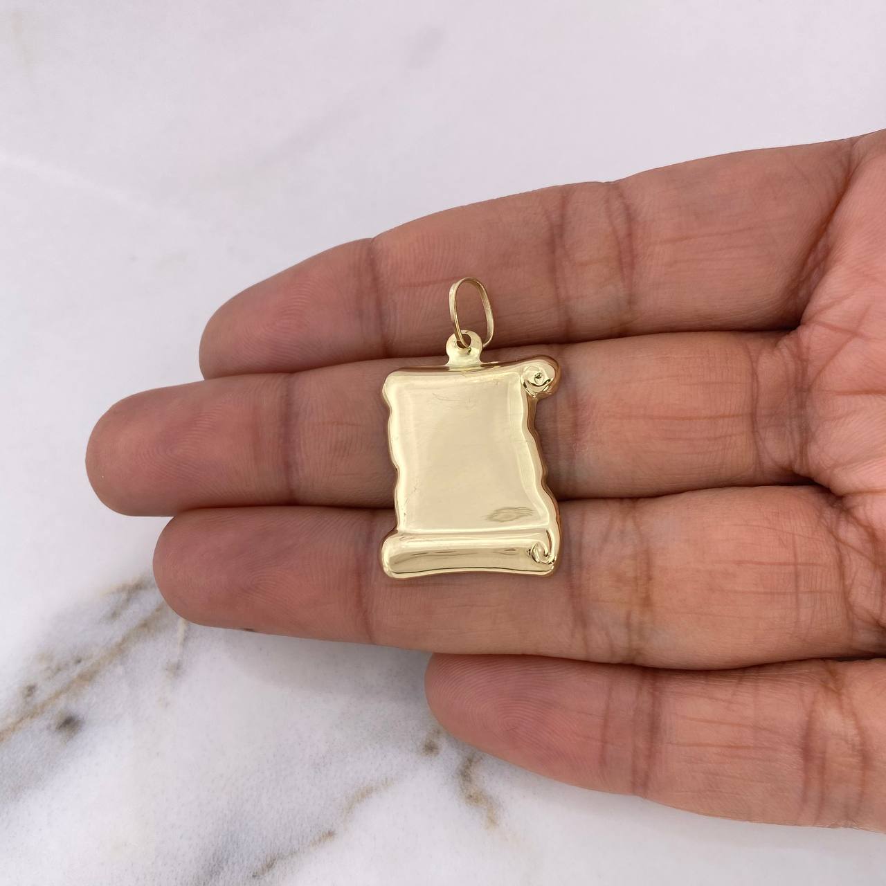 Dije Placa Pergamino 1.9gr / 3.1cm - 1.9*2.2cm / Oro Amarillo 18K #