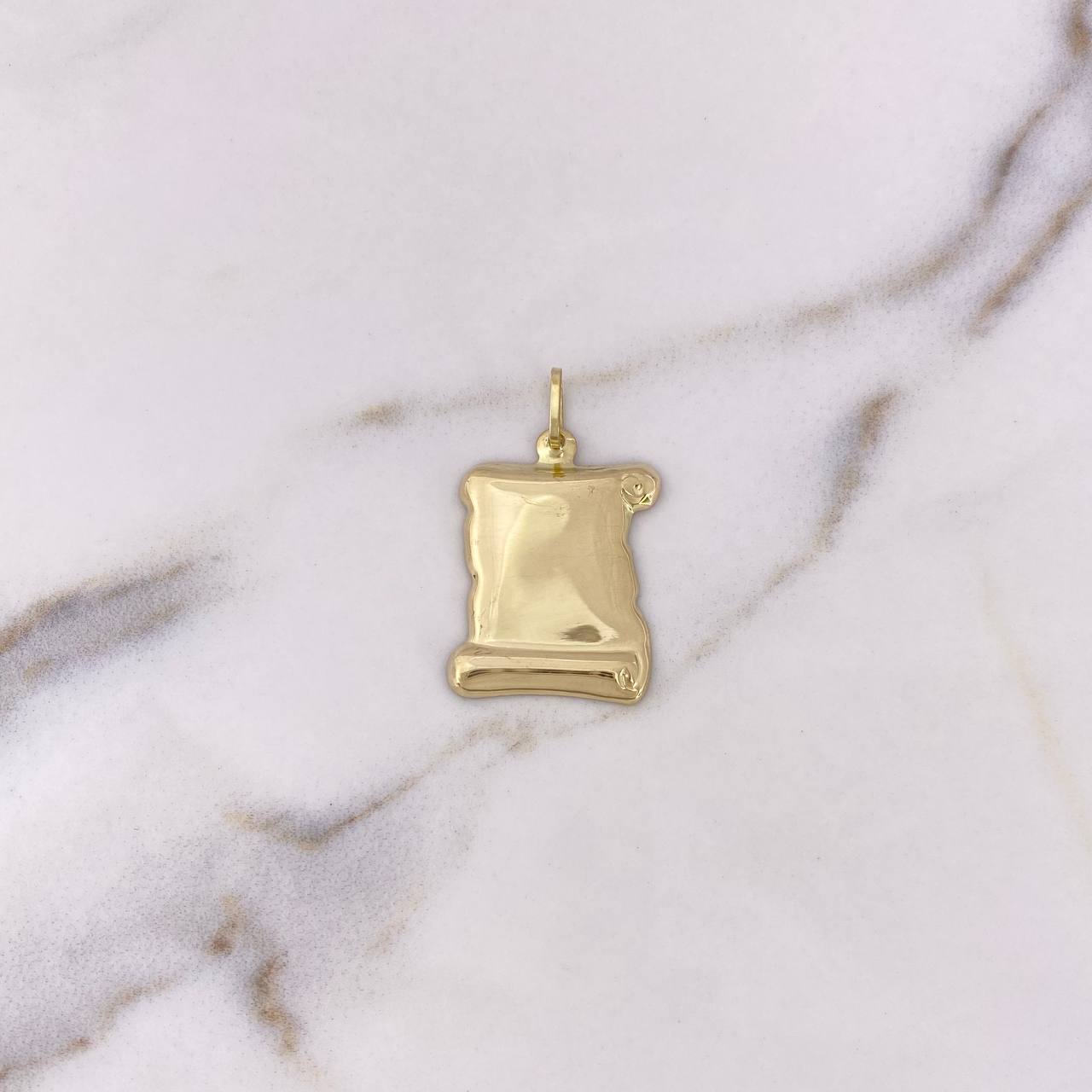 Dije Placa Pergamino 1.9gr / 3.1cm - 1.9*2.2cm / Oro Amarillo 18K #