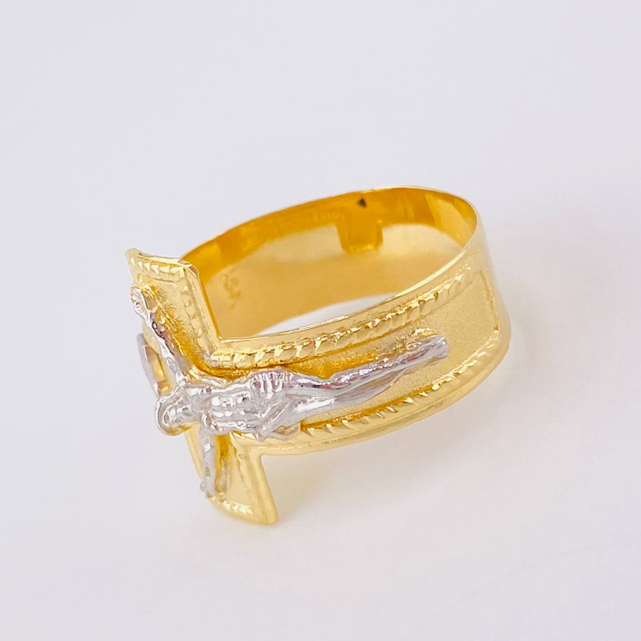 Anillo Cruz Cristo 4.25g / T10 1/2 Dos Oros Amarillo Blanco 18K