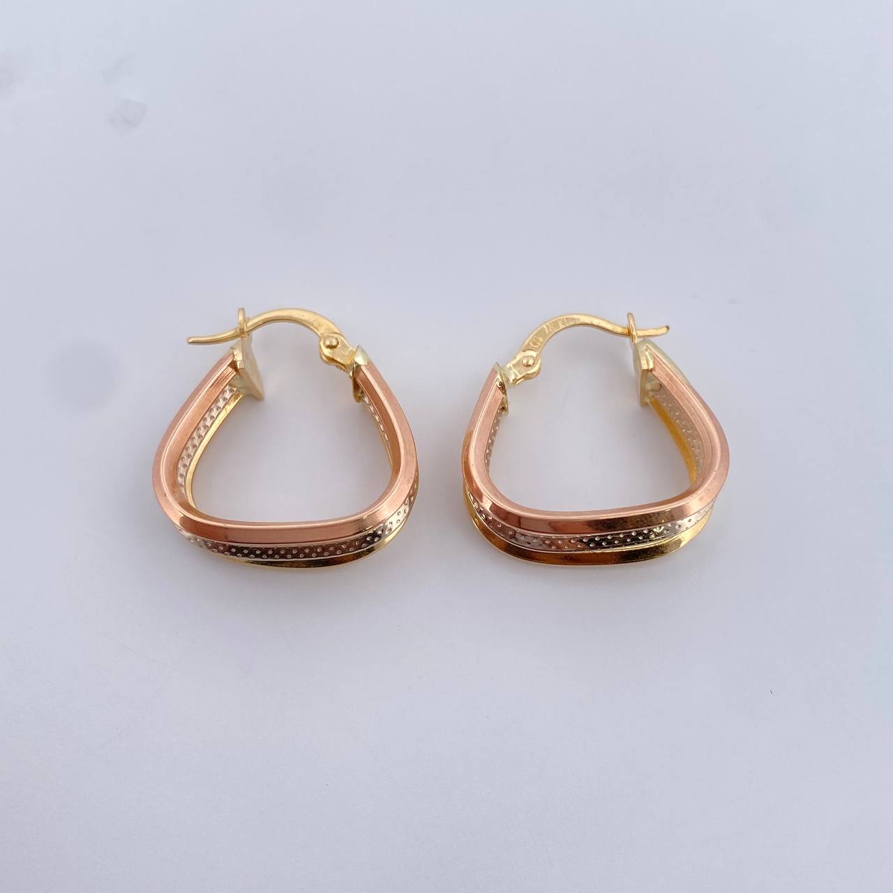 Candongas Aleja Triangulares 2.9gr / 2.1cm / Tres Oros 18K $