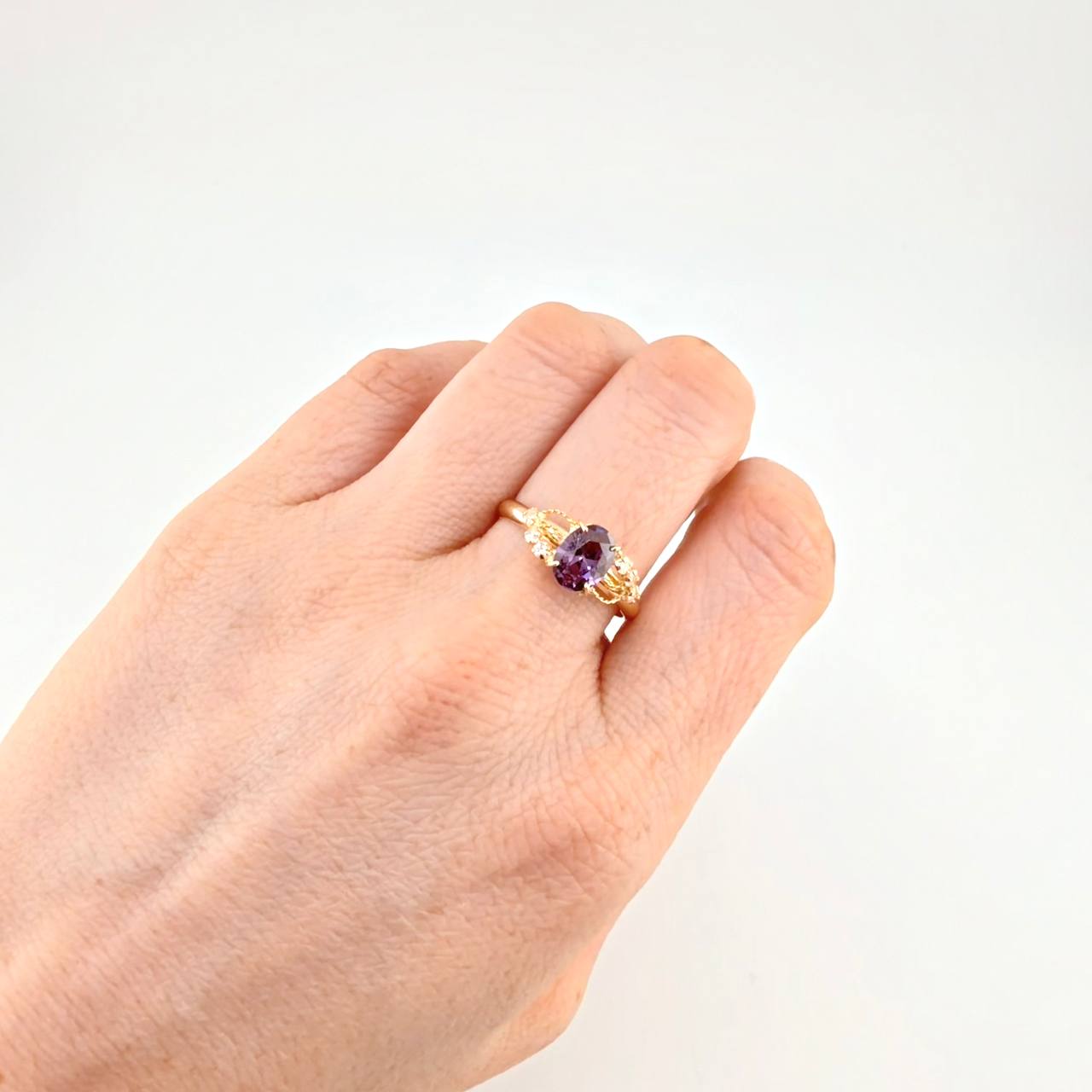 Anillo Solitario Violeta Real 1.85 g / T8 3/4 Oro Amarillo 18K