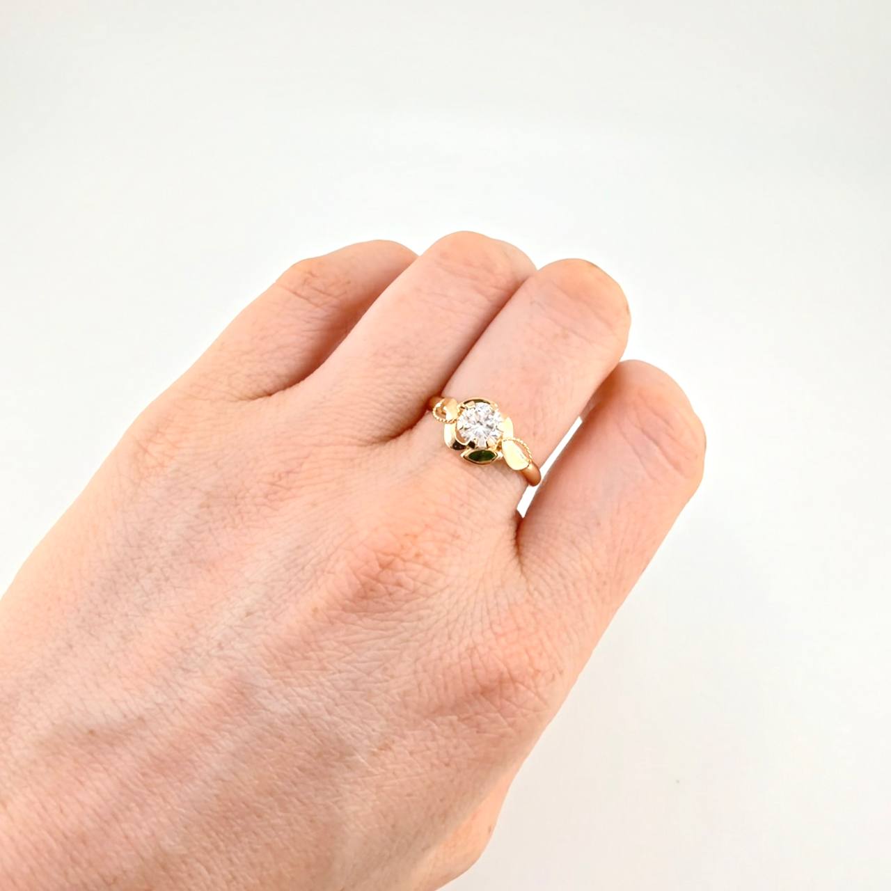 Anillo Solitario Flor De Cristal 1.65 g / T7 3/4 Oro Amarillo 18K