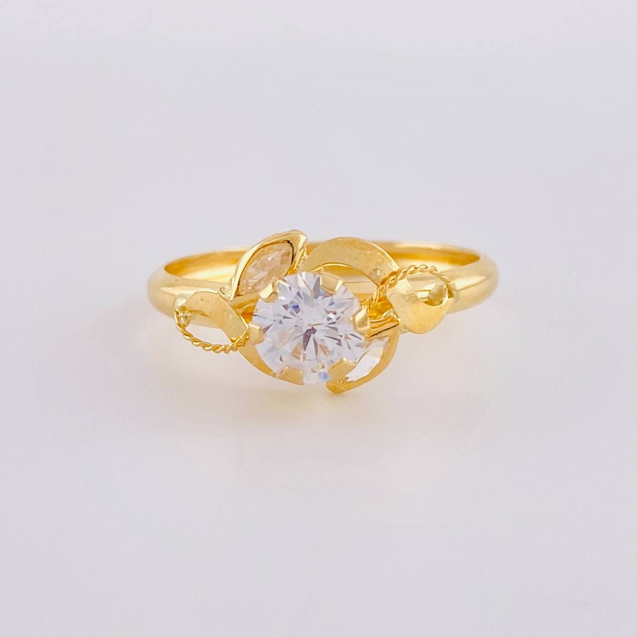 Anillo Solitario Flor De Cristal 1.7 g / T8 1/2 Oro Amarillo 18K