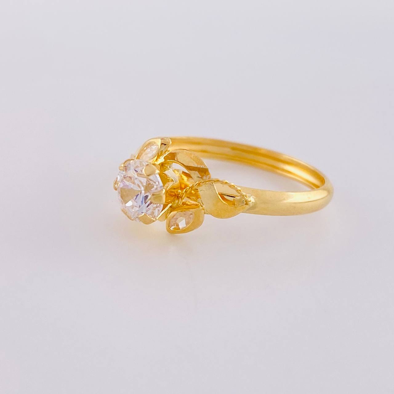 Anillo Solitario Flor De Cristal 1.65 g / T7 Oro Amarillo 18K