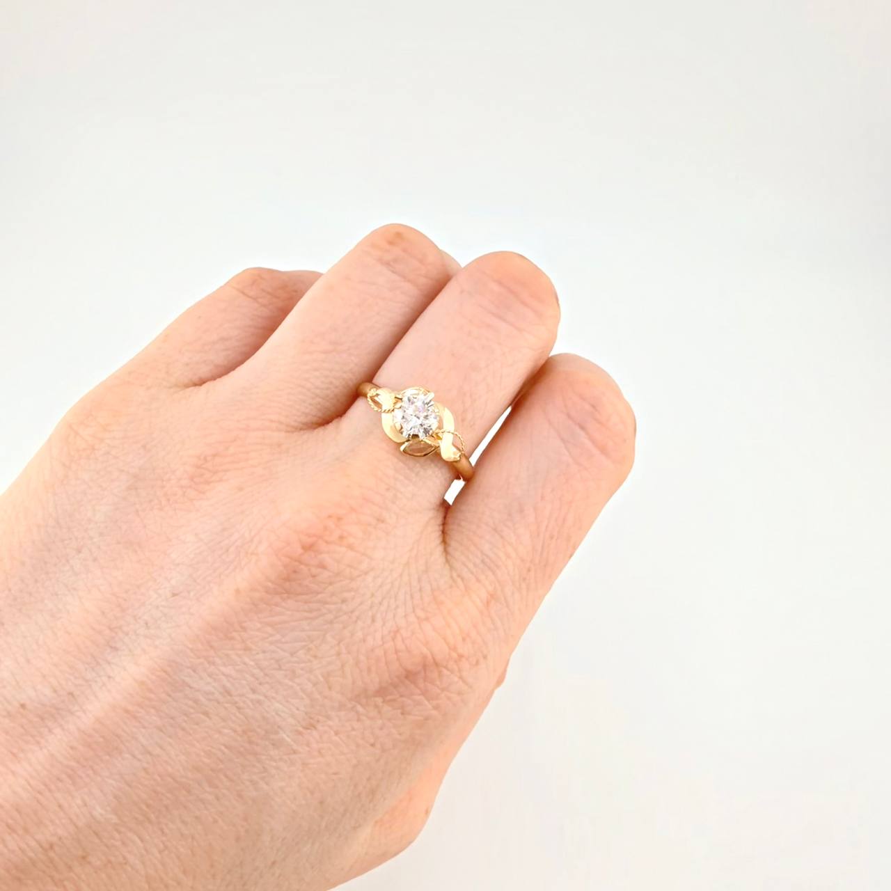 Anillo Solitario Flor De Cristal 1.7 g / T8 1/2 Oro Amarillo 18K