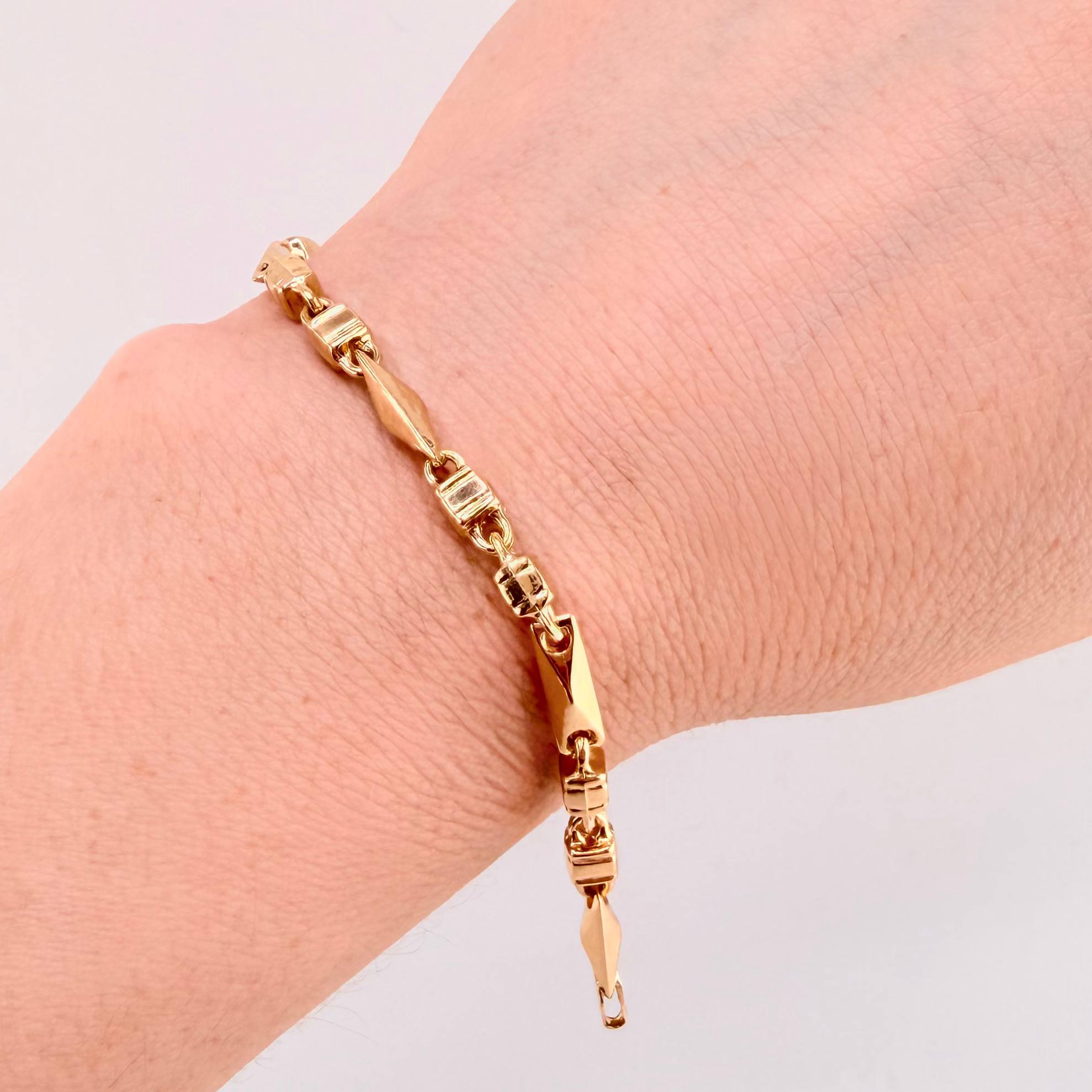 Pulso Rustico Español 6.4gr / 21cm / 3.7mm Oro Amarillo 18K ©