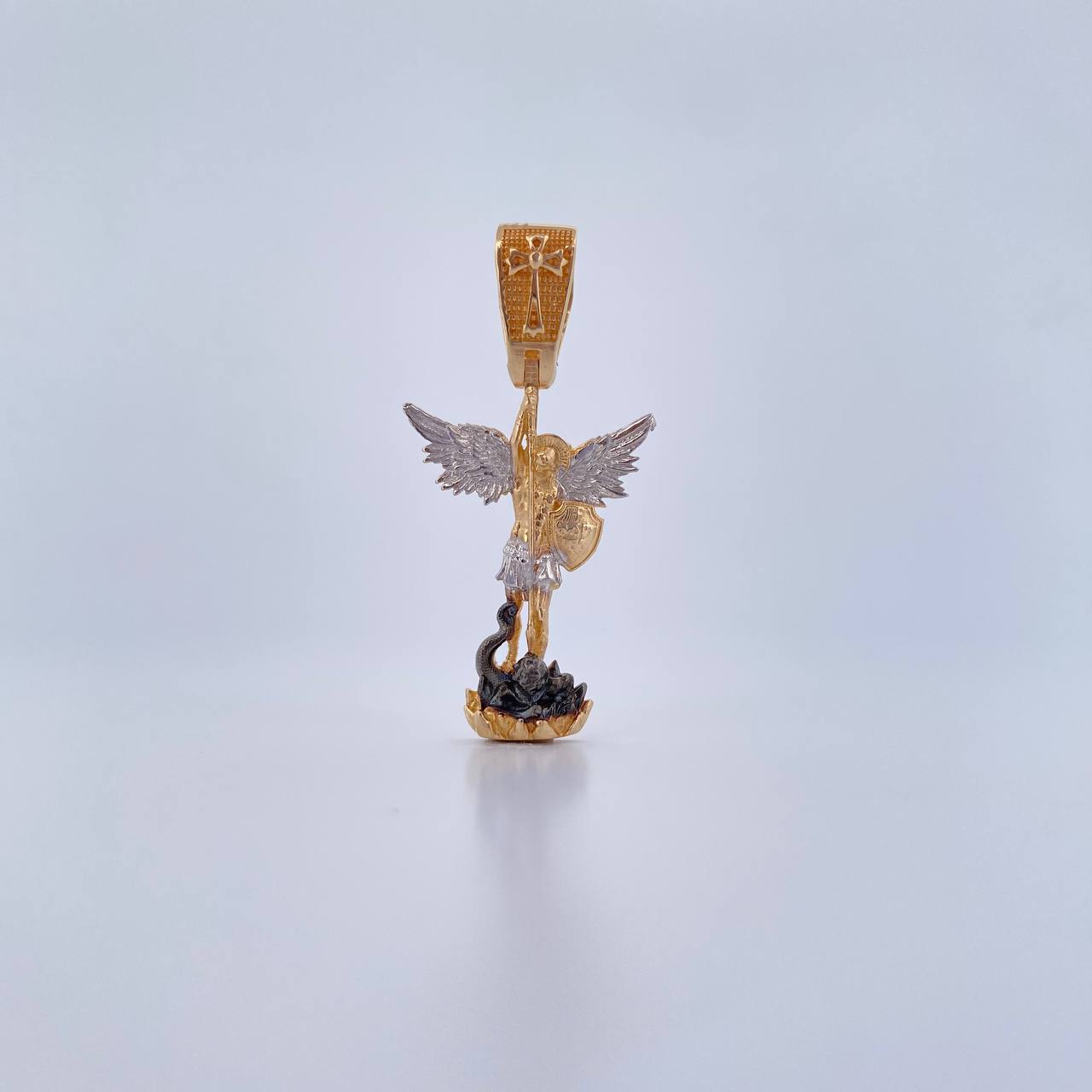 Dije San Miguel Arcangel 4.8gr / 3.8cm / Tres Oros 18K $