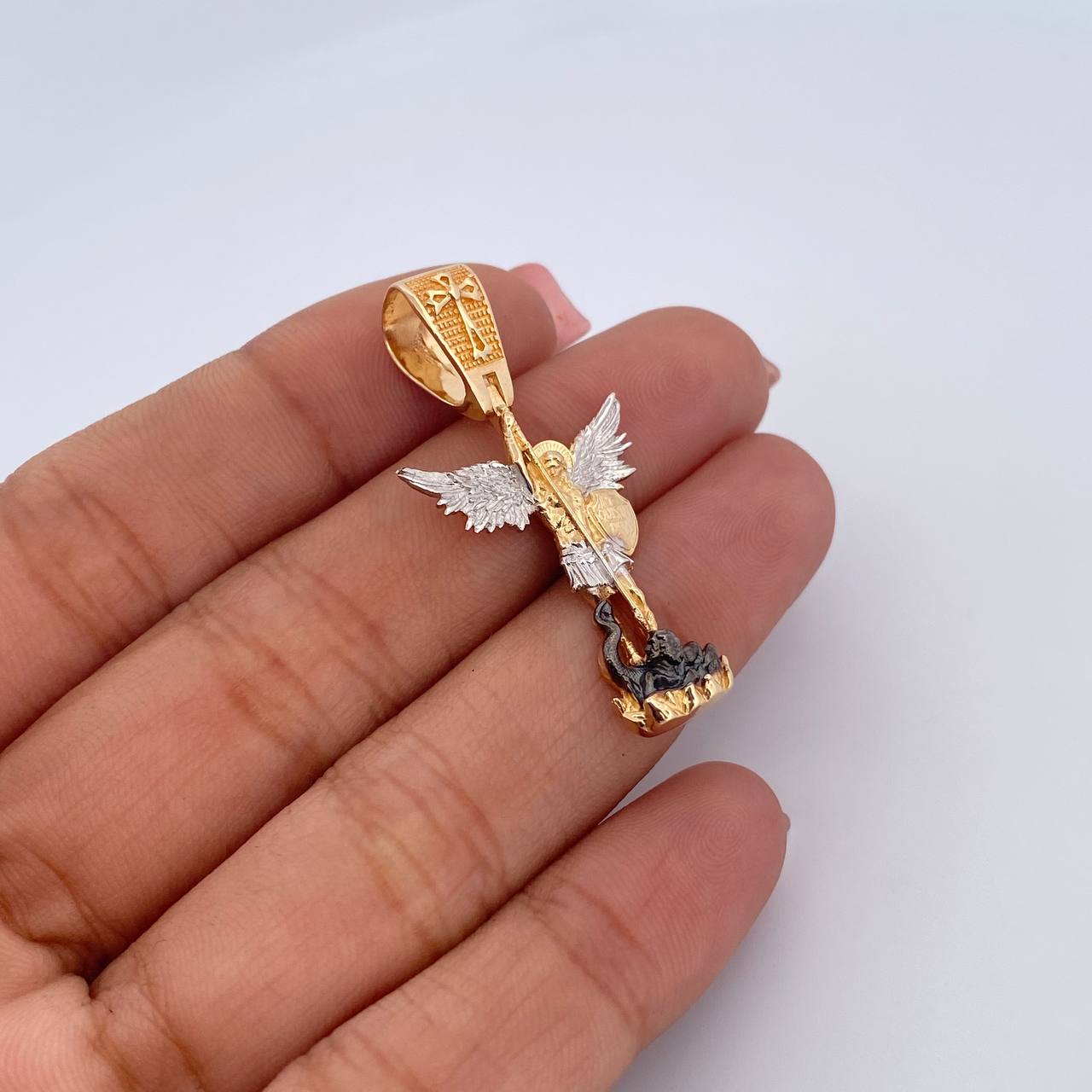 Dije San Miguel Arcangel 4.8gr / 3.8cm / Circones Blancos Tres Oros 18K &