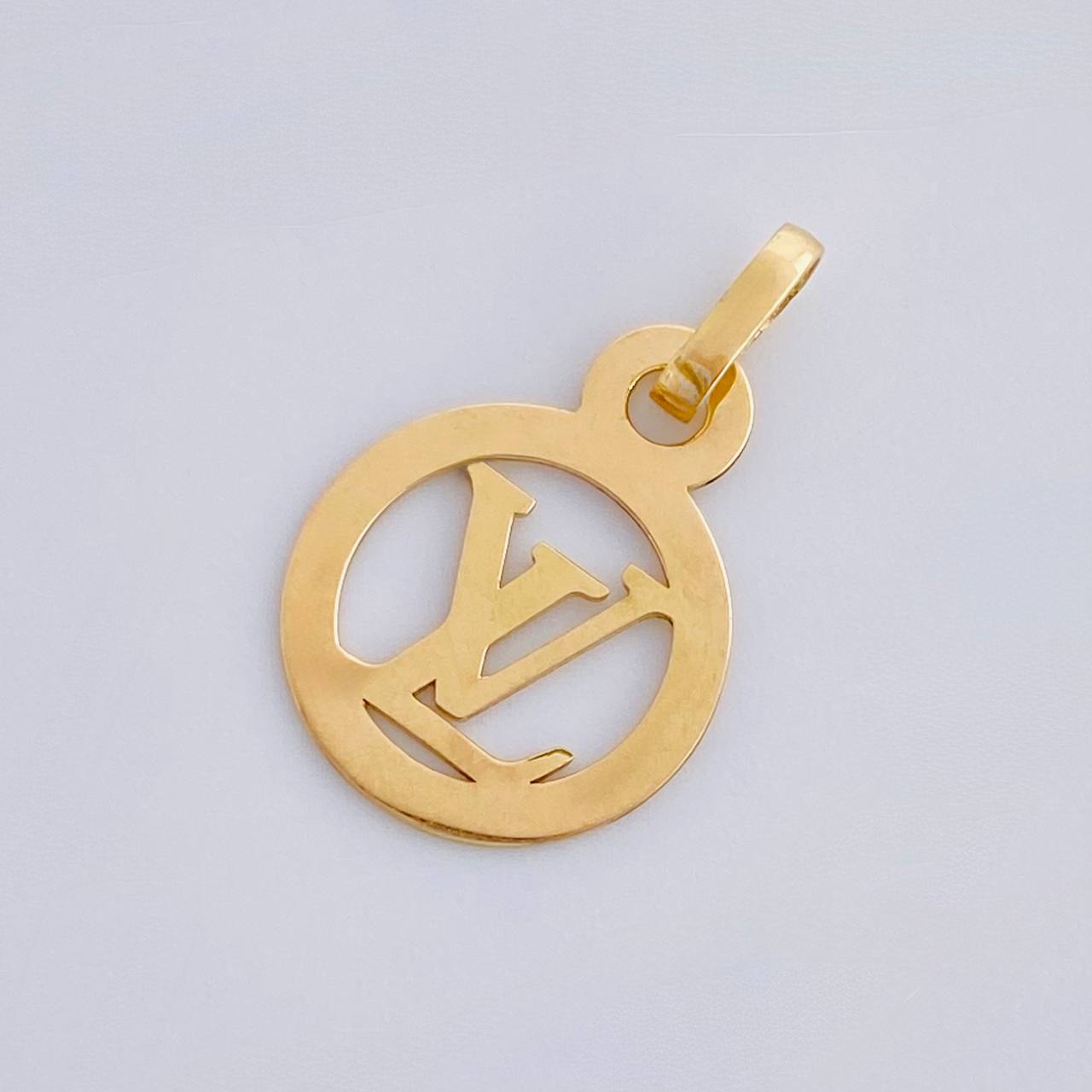 Dije Circulo Letra 0.5 g / 1.9 cm Oro Amarillo 18K
