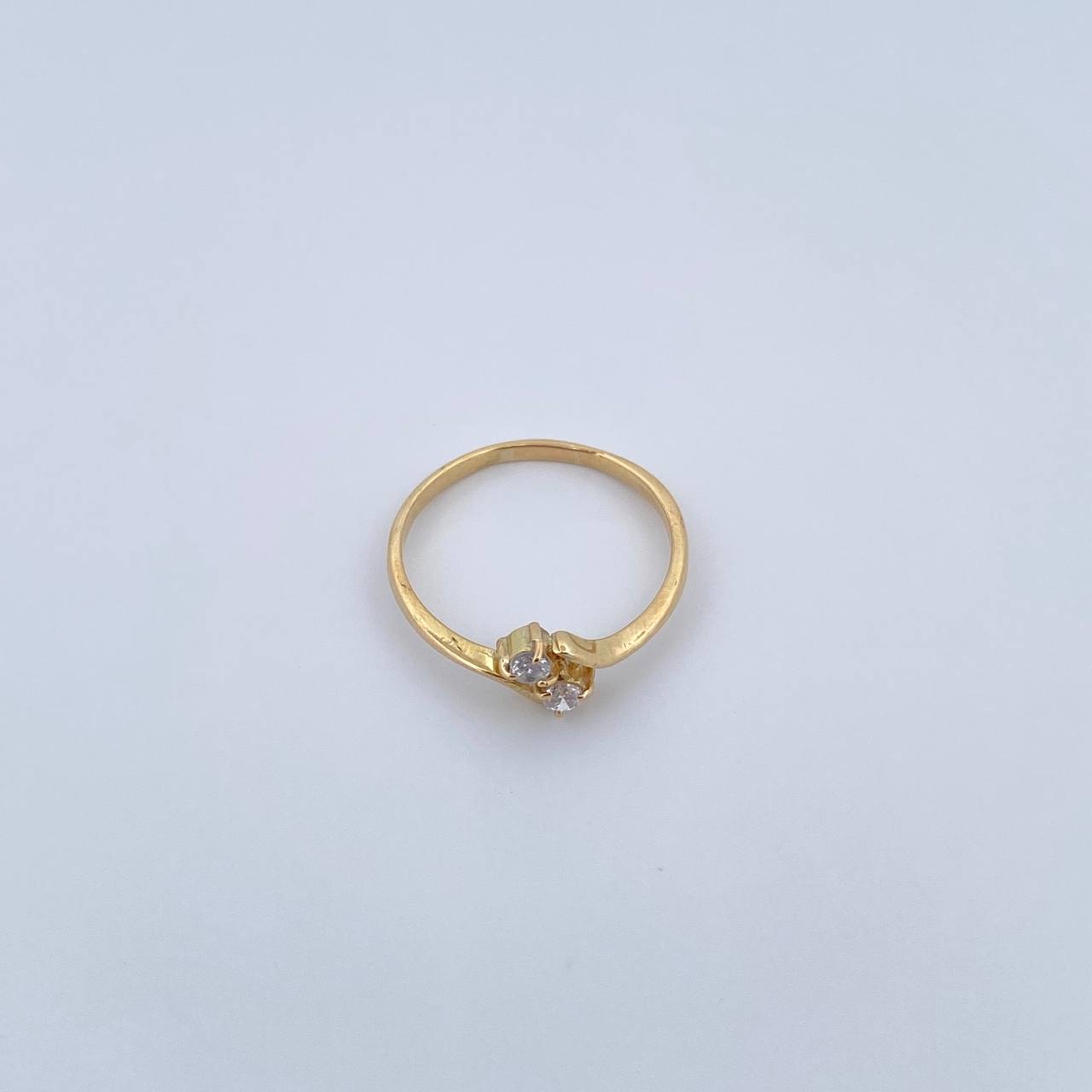 Anillo Linea Invertida 1.9gr / T7 1/4 / Circones Blancos Oro Amarillo 18K $