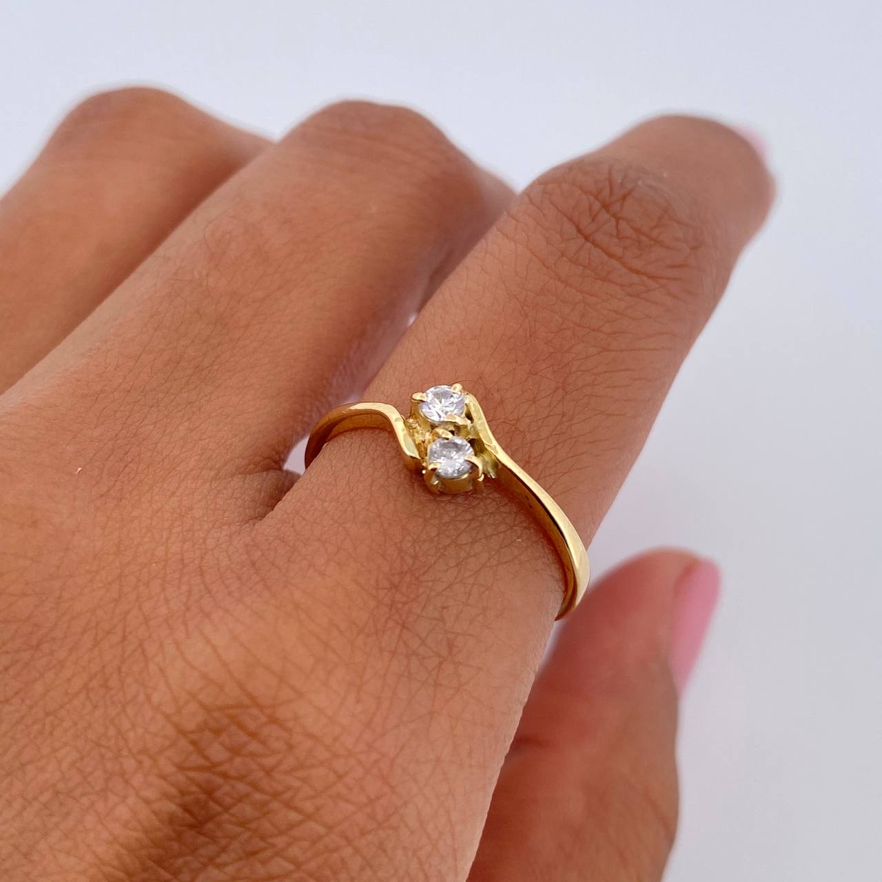 Anillo Linea Invertida 1.9gr / T7 1/4 / Circones Blancos Oro Amarillo 18K $