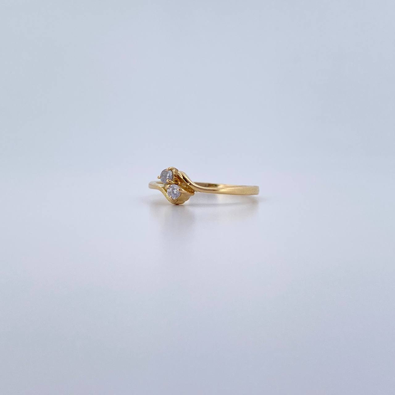 Anillo Linea Invertida 1.9gr / T7 1/4 / Circones Blancos Oro Amarillo 18K $