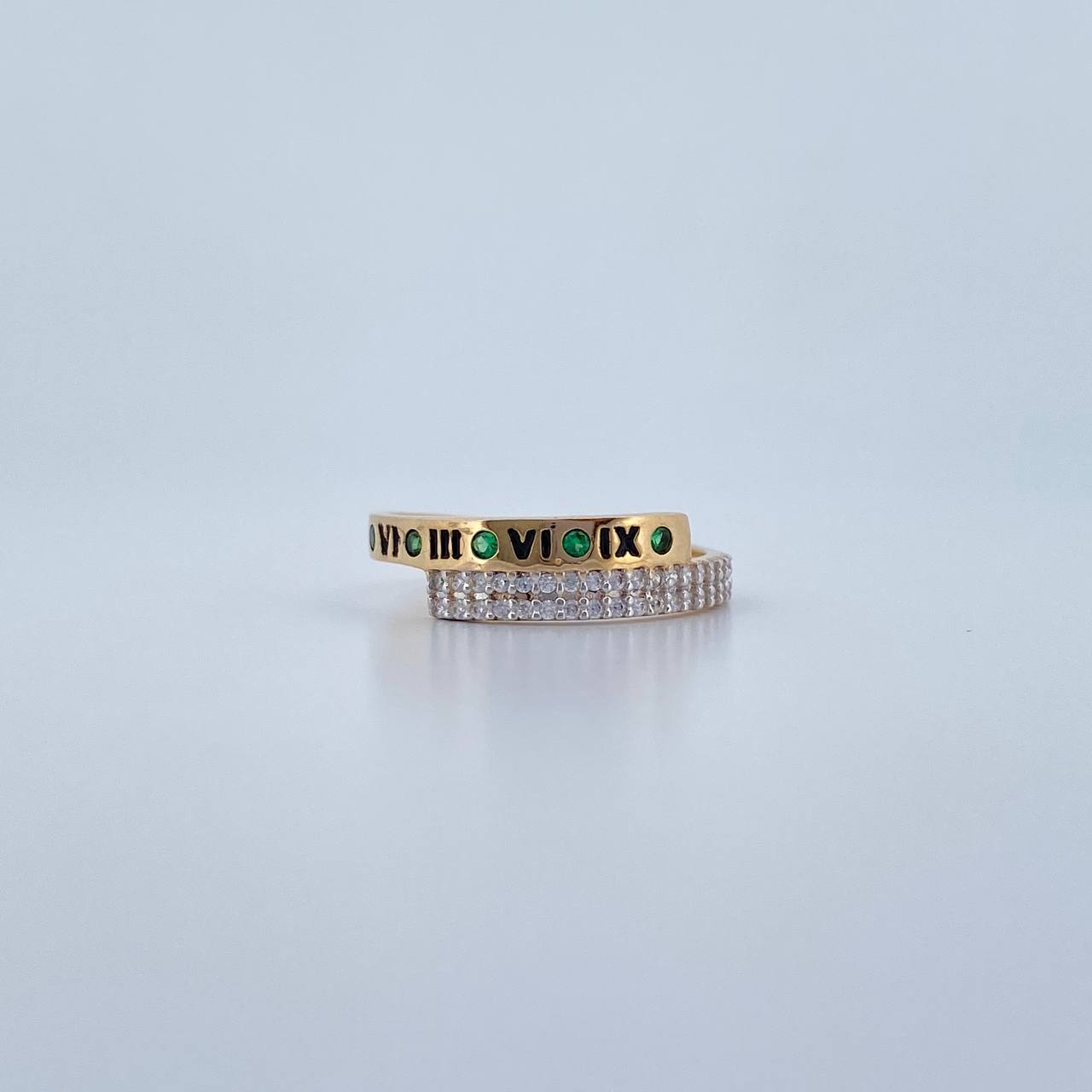 Anillo Fecha Romana 2.65gr / T7 1/2 / Circones Verdes Blancos Dos Oros Amarillo Blanco 18K $