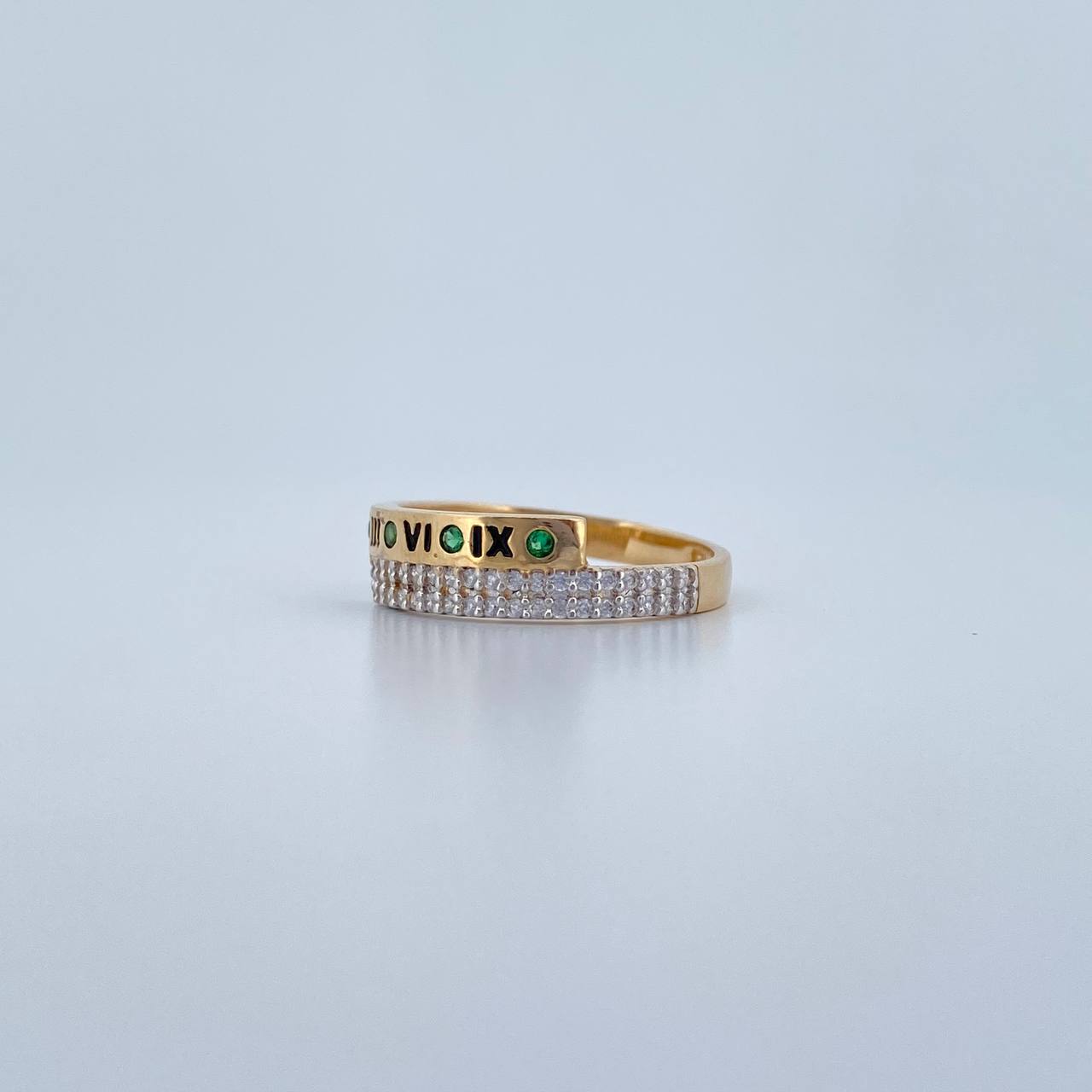 Anillo Fecha Romana 2.65gr / T7 1/2 / Circones Verdes Blancos Dos Oros Amarillo Blanco 18K $