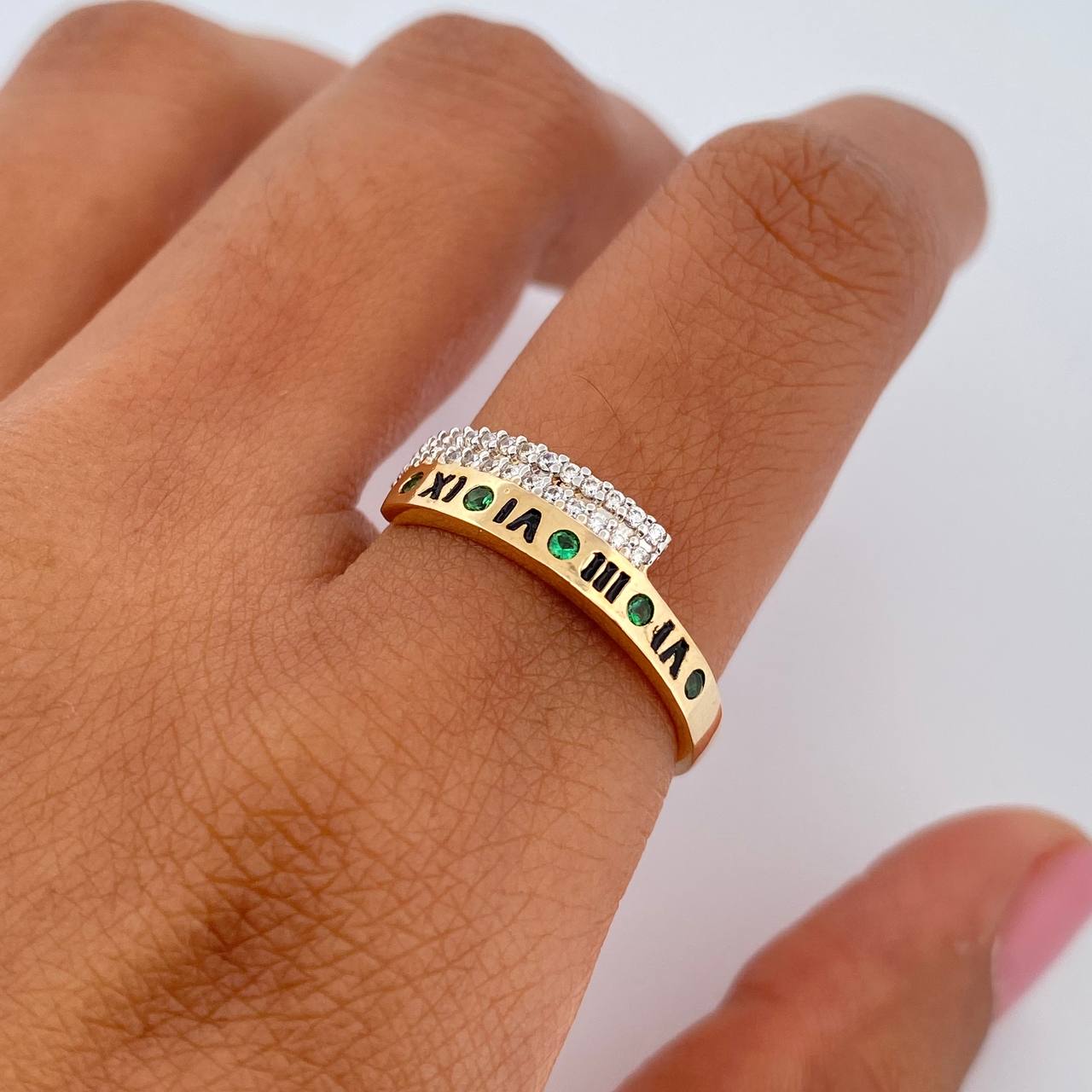Anillo Fecha Romana 2.65gr / T7 1/2 / Circones Verdes Blancos Dos Oros Amarillo Blanco 18K $