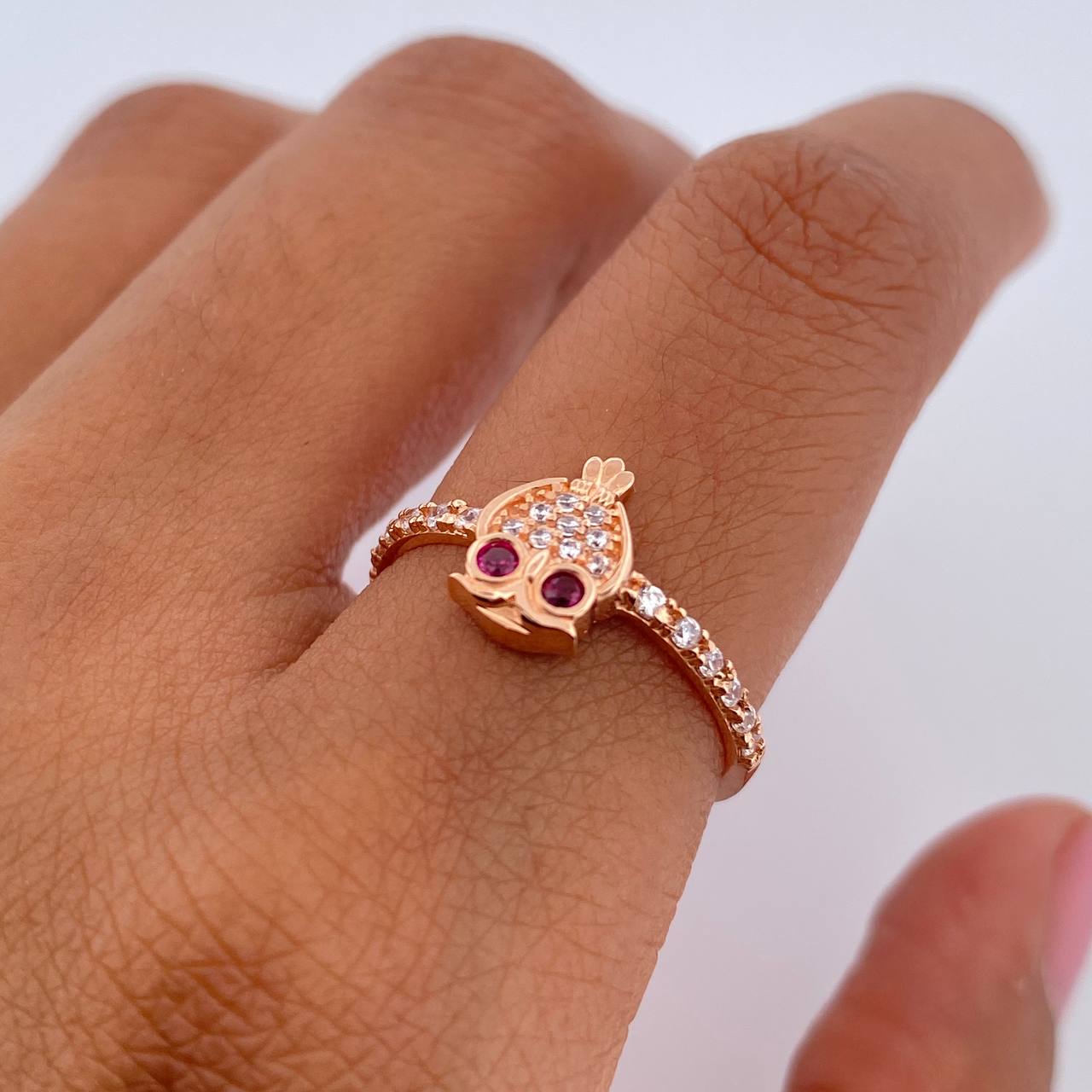 Anillo Buho 1.85gr / T6 1/4 / Circones Fucsias Blancos Oro Rosa 18K $