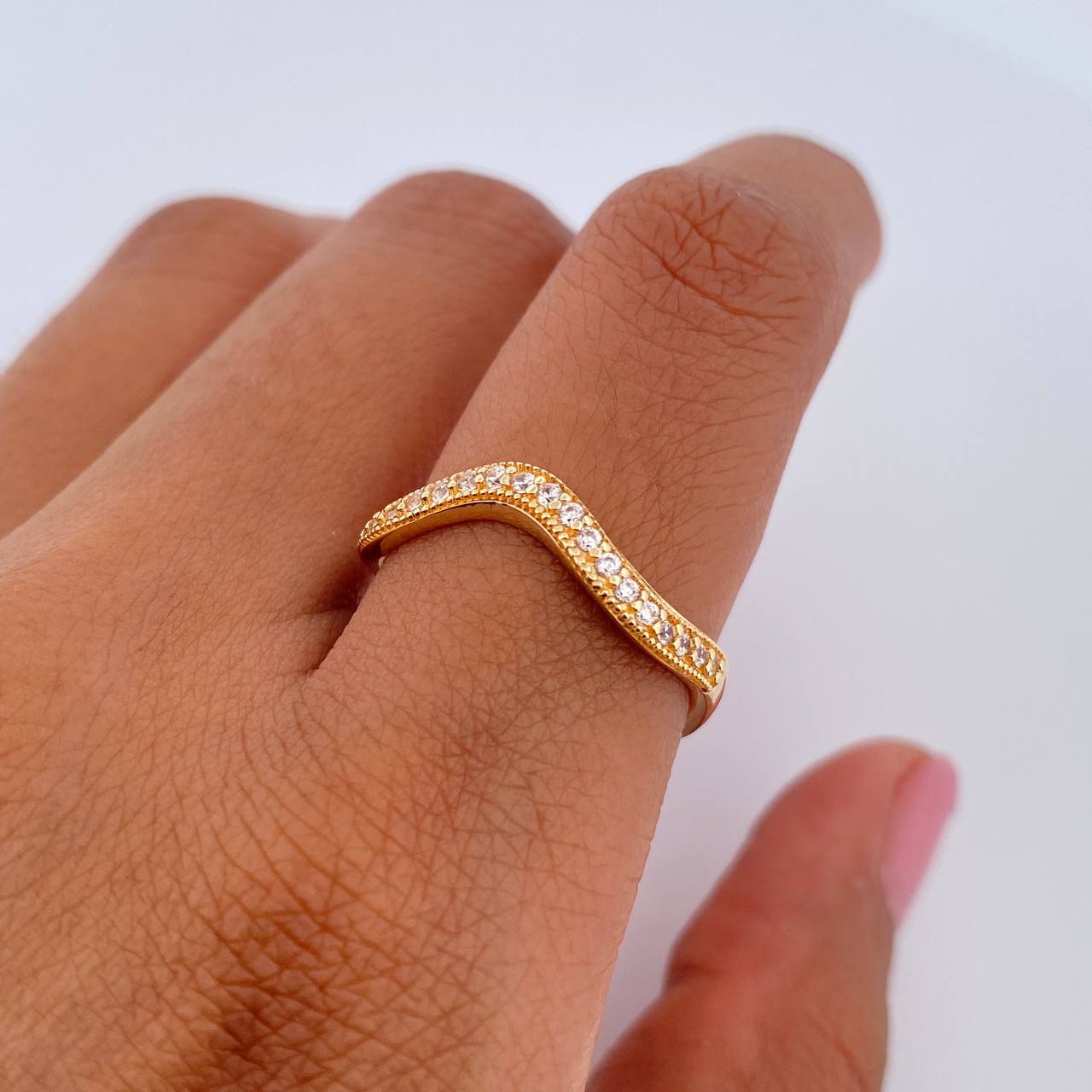 Anillo Banda 2.25gr / T7 1/4 / Circones Blancos Oro Amarillo 18K $
