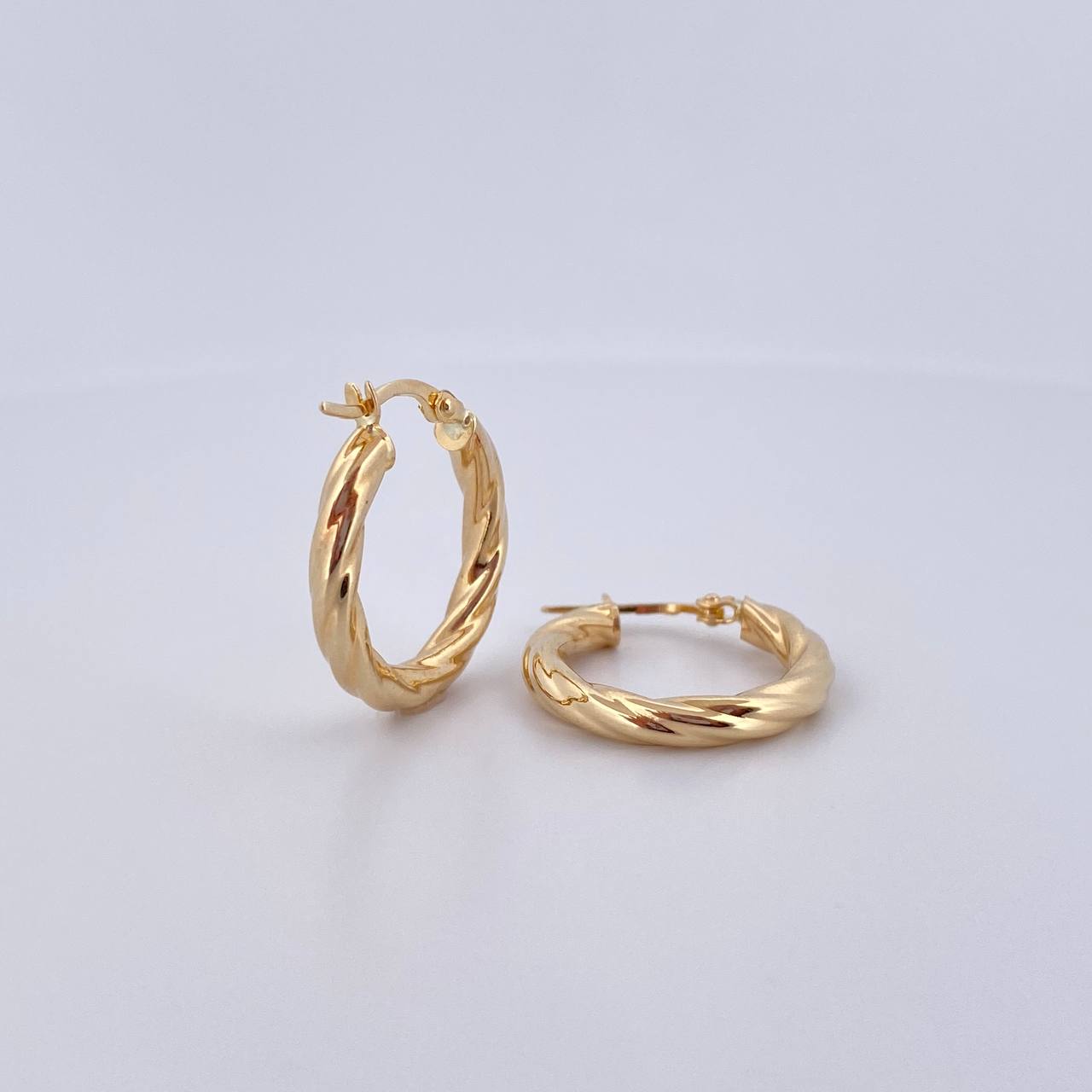 Candongas Kira 2.3gr / 2.2cm / Torcidas Oro Amarillo 18K $