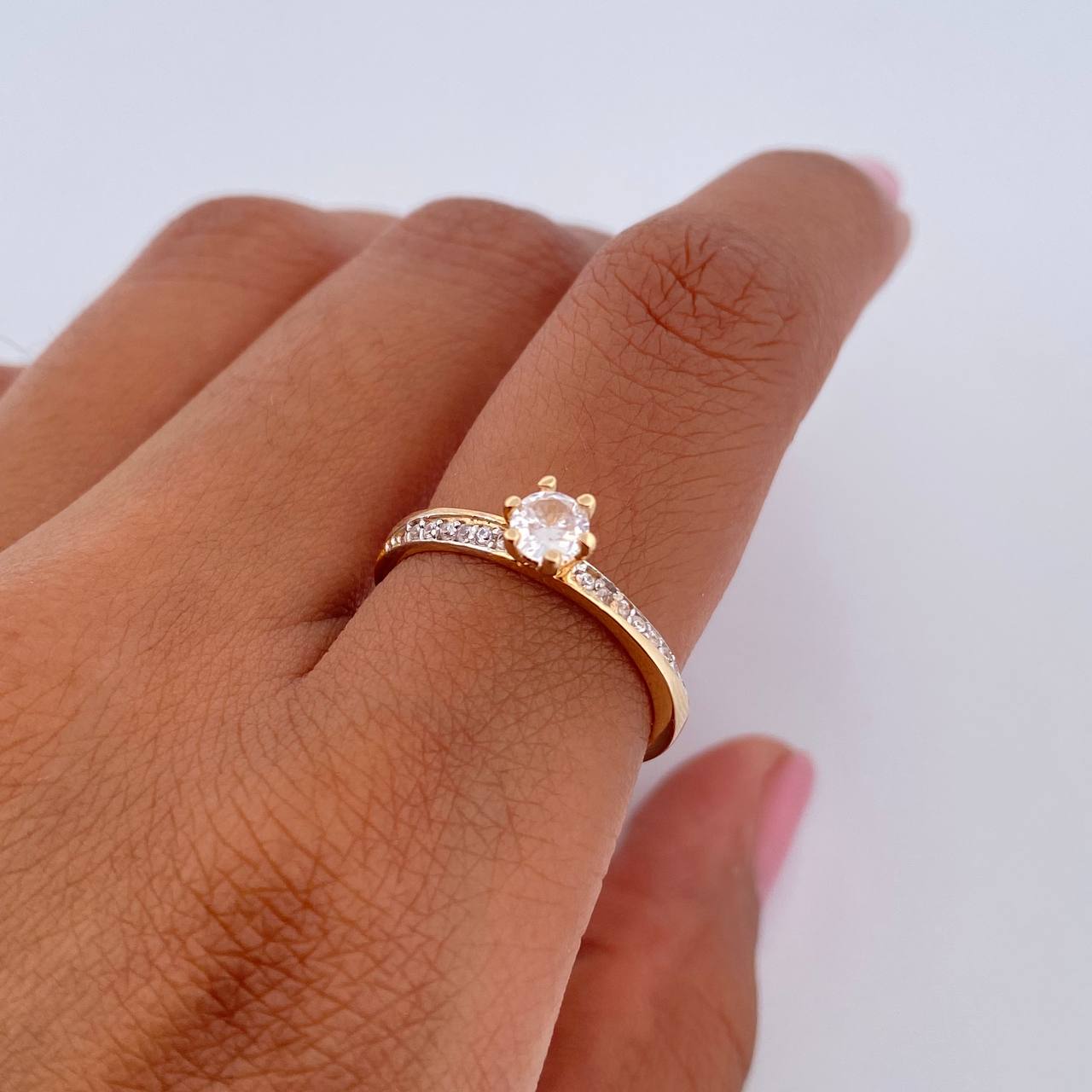 Anillo Solitario Linea Invertida 1.9gr / T5 3/4 / Circones Blancos Oro Amarillo 18K $