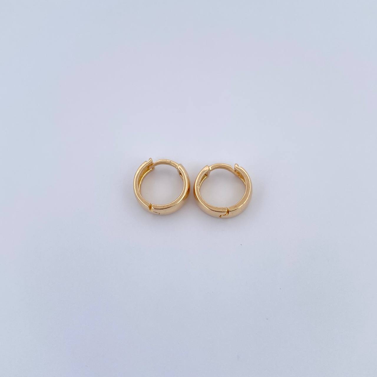 Candongas Lia 2.15gr / 1.1cm / Lisa Oro Amarillo 18K $
