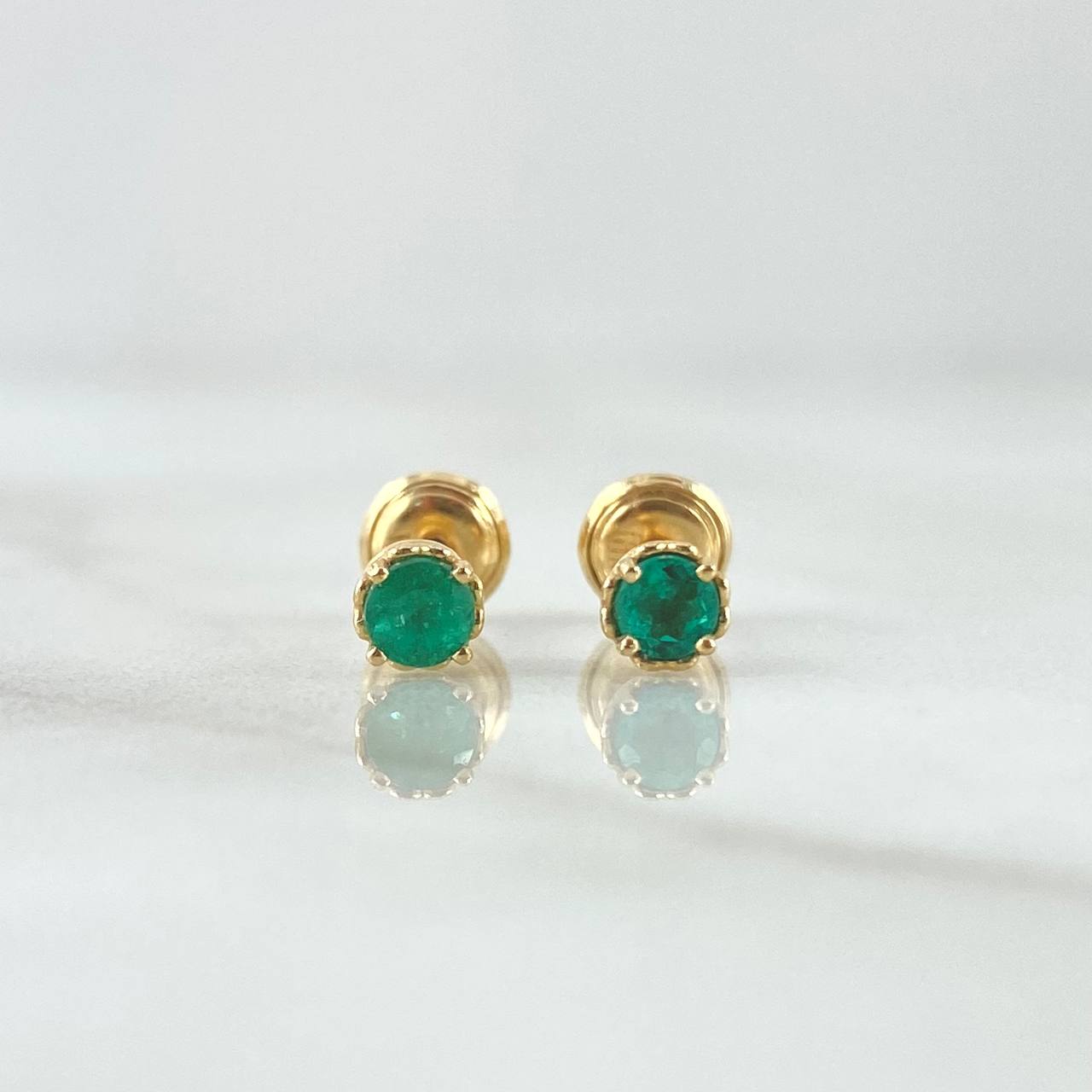 Topos Piedra 0.9gr / 3.9mm Esmeraldas 7pts Oro Amarillo 18K (Joya) ©