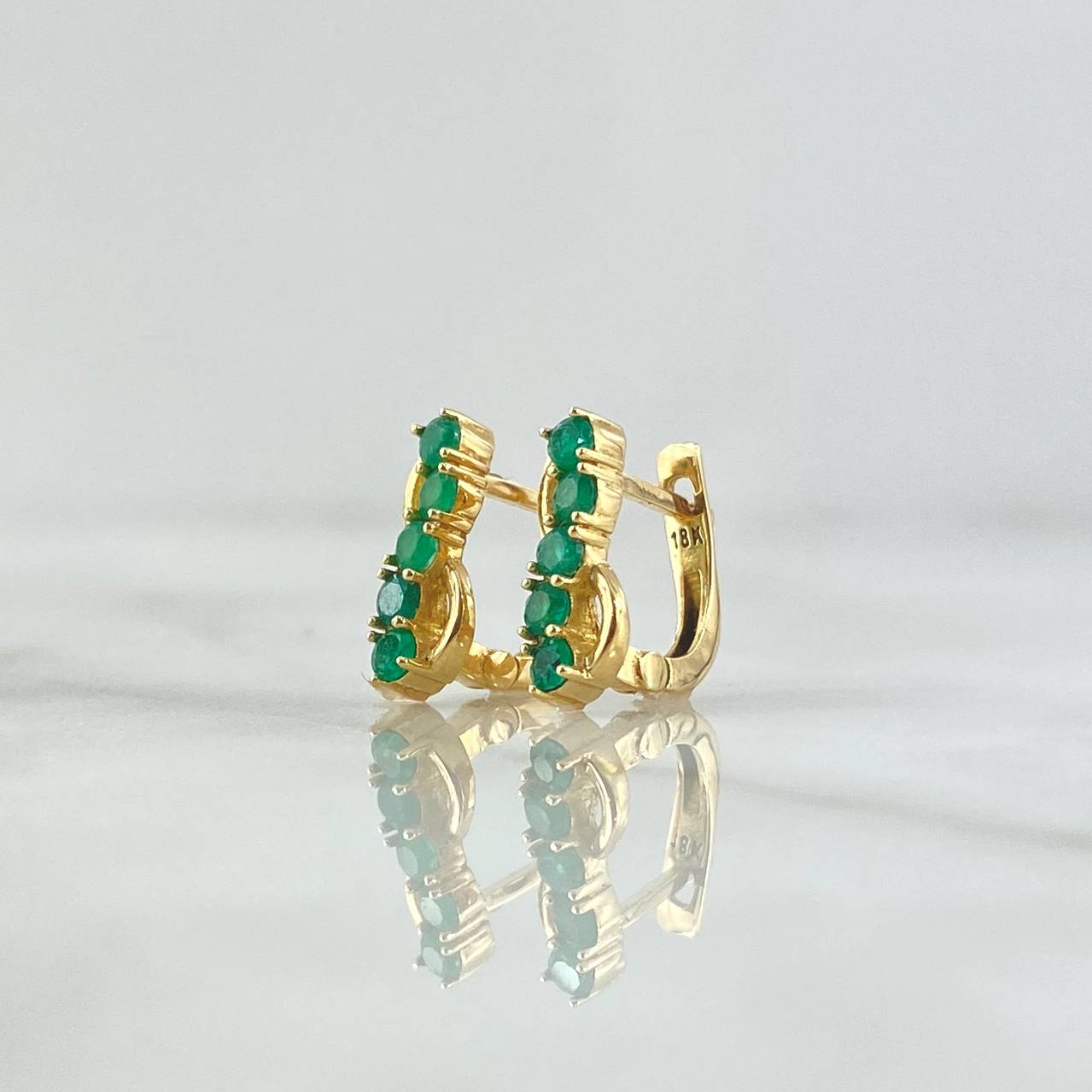 Candongas Omegas Infinitas 2.5gr / 1.2cm / Esmeraldas 52pts Oro Amarillo 18K (Joya) ©
