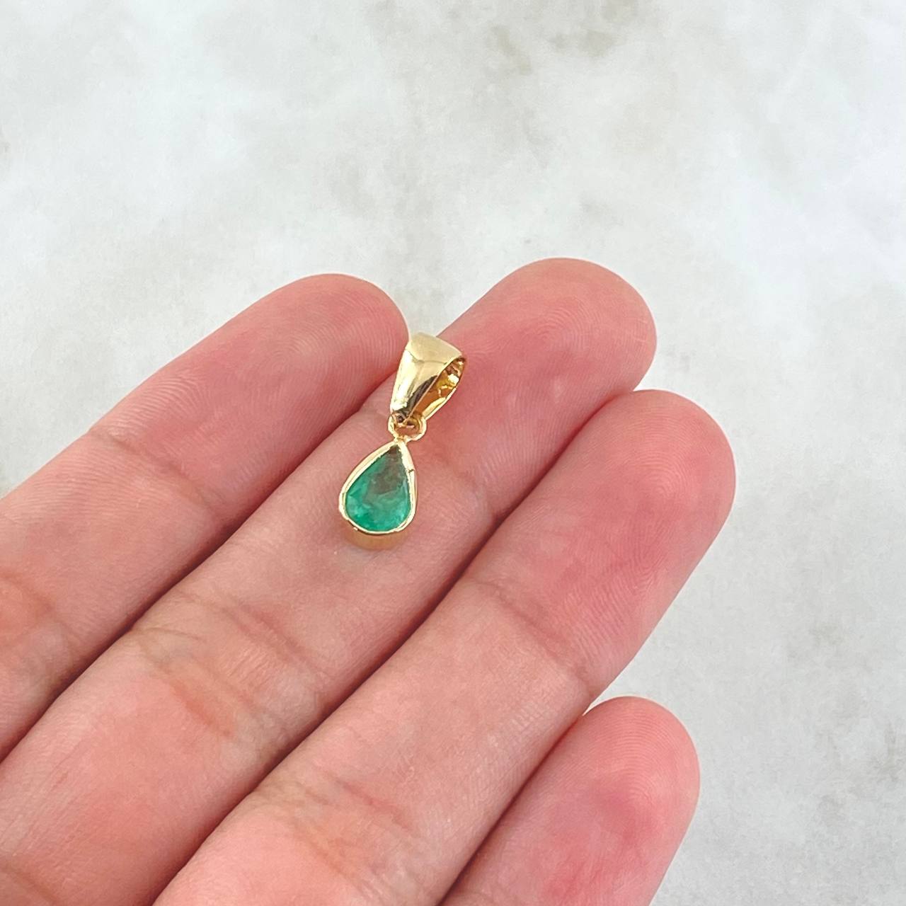 Dije Gota Lisa 0.9gr / 1.8cm / Esmeralda 58pts Oro Amarillo 18K (Joya) ©