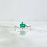 Anillo Flor Seis Petalos 1.3gr / T7 / Esmeraldas 07Pts Oro Blanco 18K (Joya)