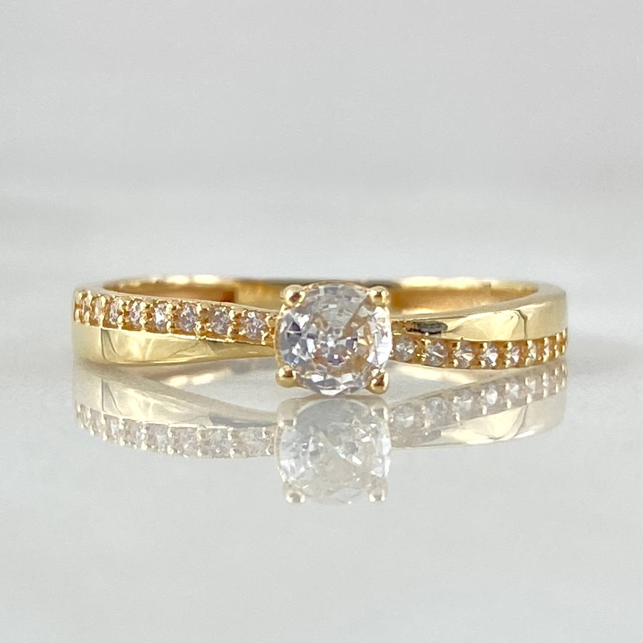 Anillo Solitario 1.65gr / T7 1/2 / Oro 18K *