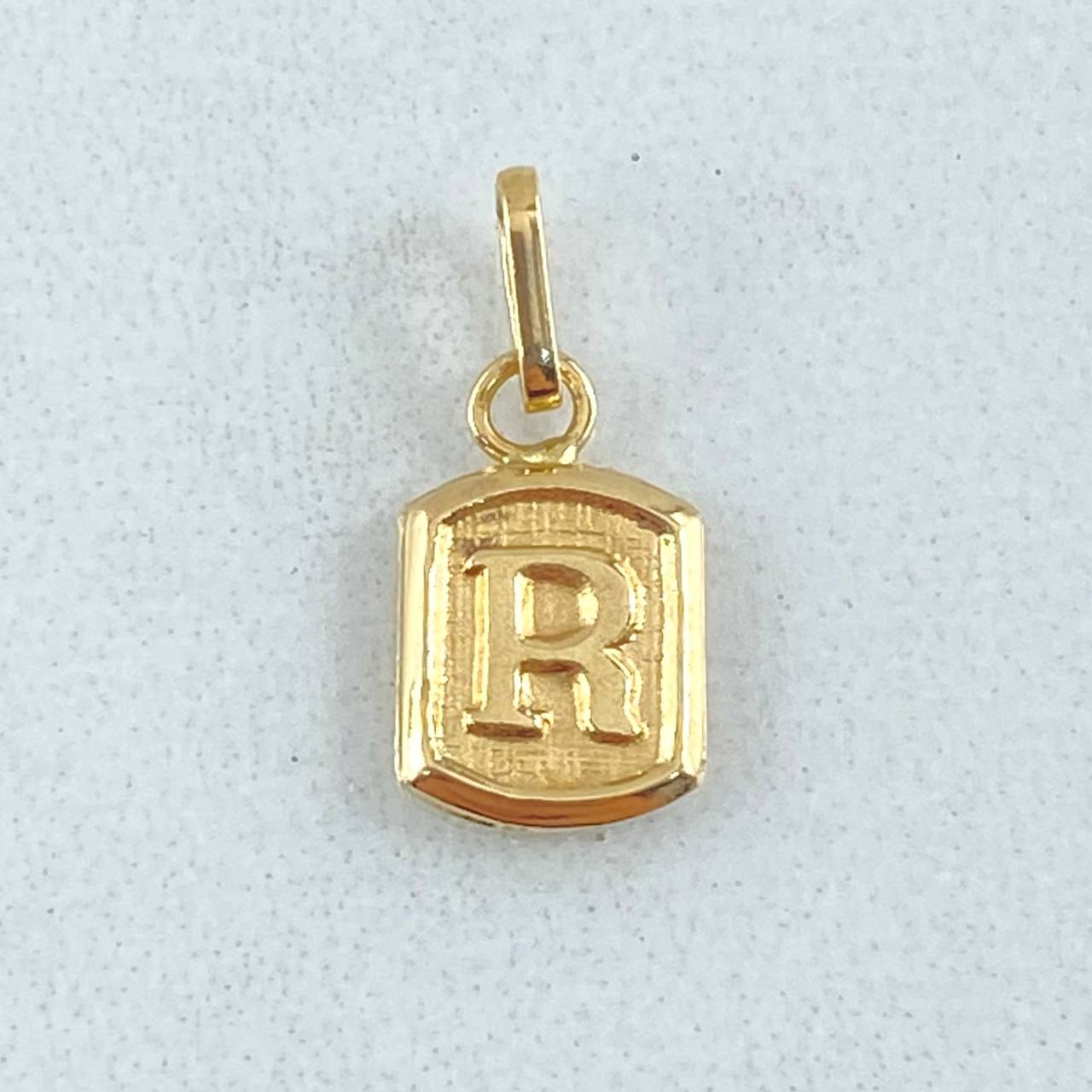Dije Letra R 0.35gr / 1.5cm / Oro 18K *