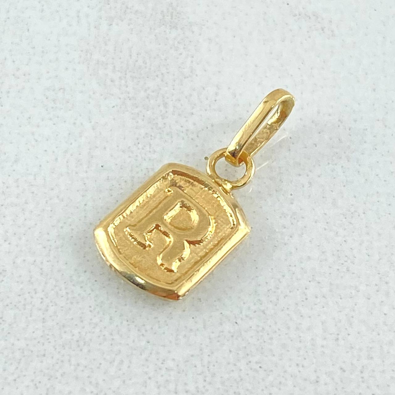 Dije Letra R 0.35gr / 1.5cm / Oro 18K *