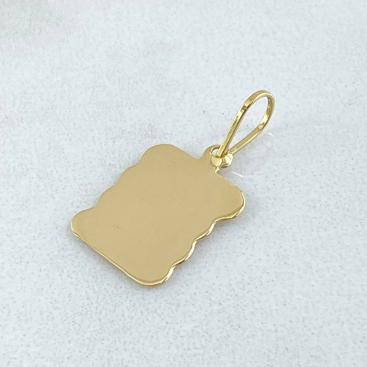 Dije Placa Pergamino 0.8gr / 2.3cm / Oro 18K ©