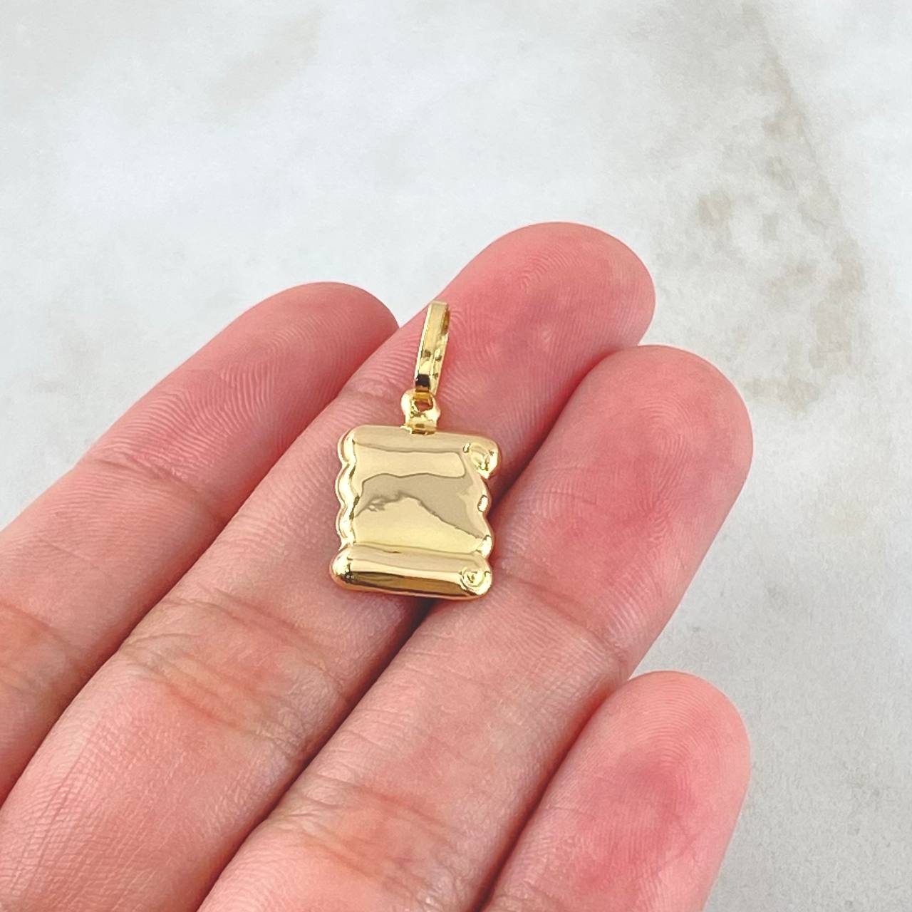 Dije Placa Pergamino 0.75gr / 2.2cm / Oro 18K