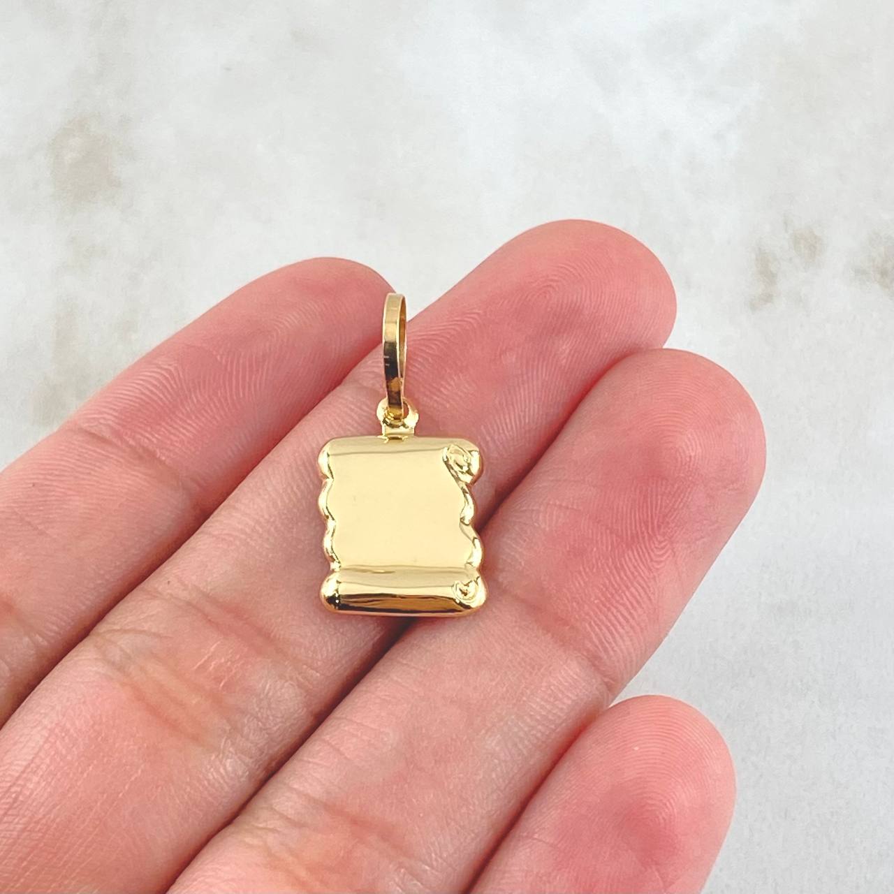 Dije Placa Pergamino 0.65gr / 2.3cm / Oro 18K ©