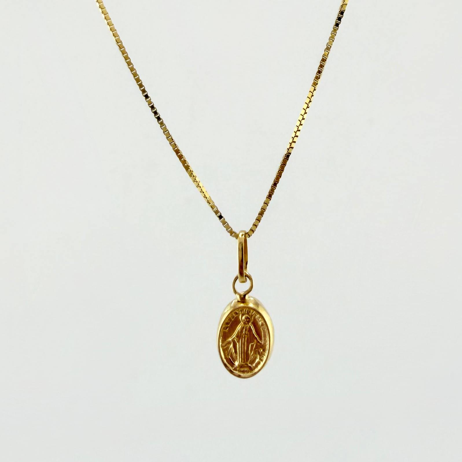 Set Cadena y Dije Veneciana + Virgen Milagrosa 1.25gr / 45cm / 0.6mm Oro Amarillo 18K (Oferta)