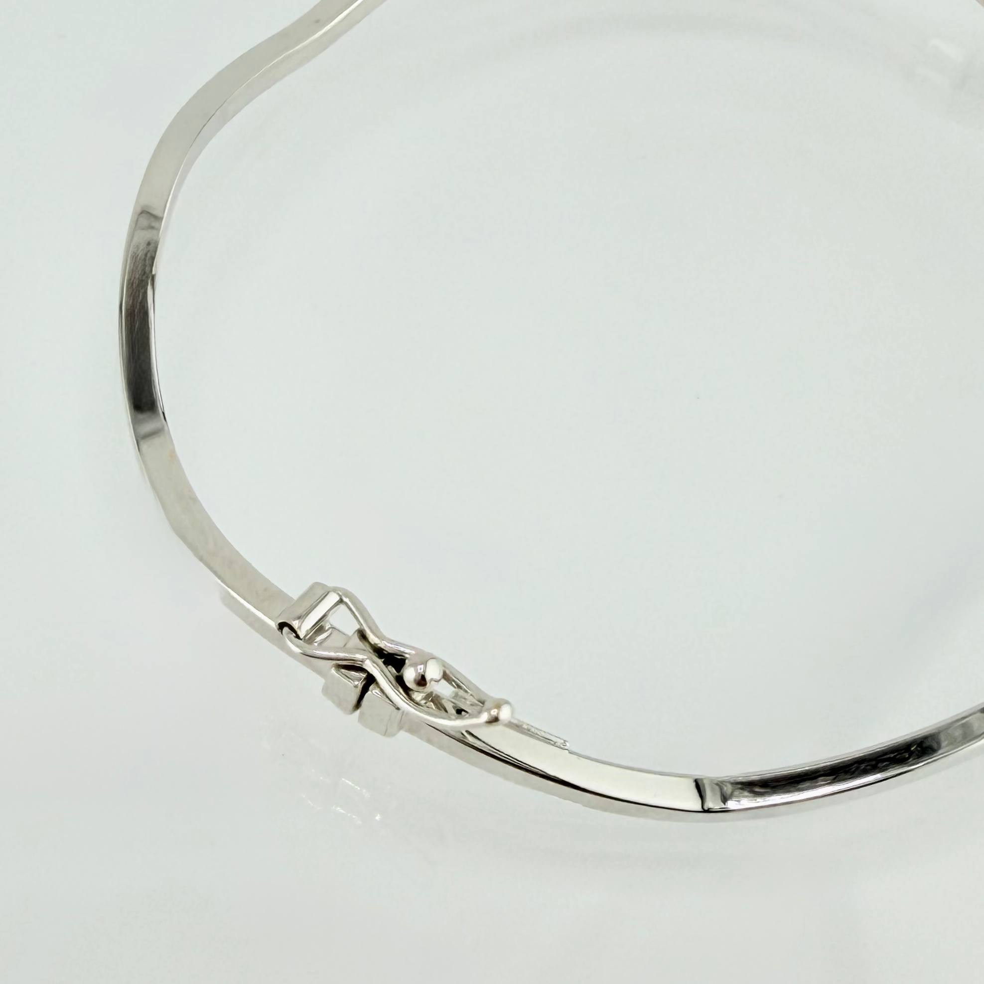 Pulso Aro Liso Ondulado 2.85gr / 18cm / 2mm Oro Blanco +4 18K ©