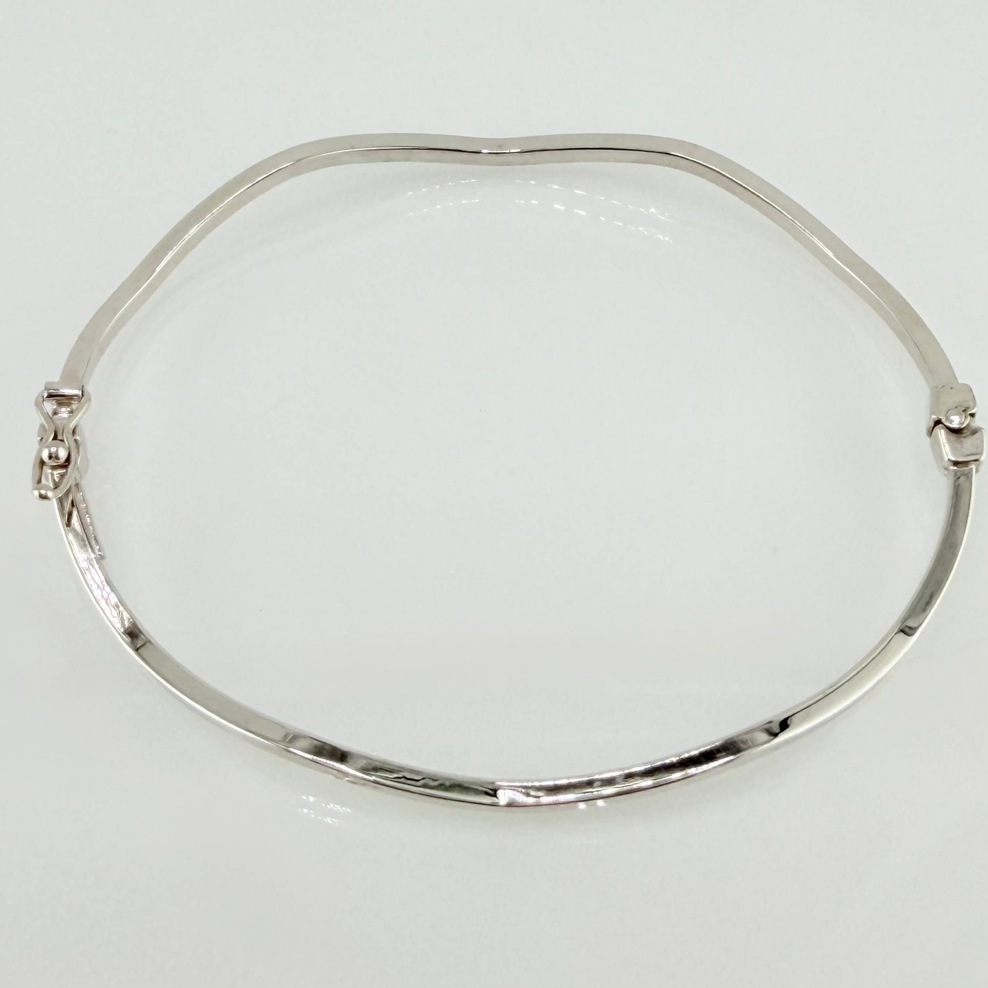 Pulso Aro Liso Ondulado 2.85gr / 18cm / 2mm Oro Blanco +4 18K ©