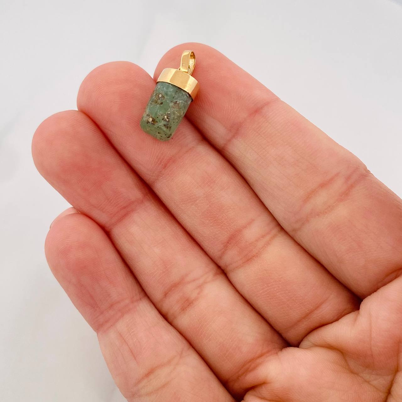 Dije Morralla Esmeralda 0.8g / 2cm Oro Amarillo 18K