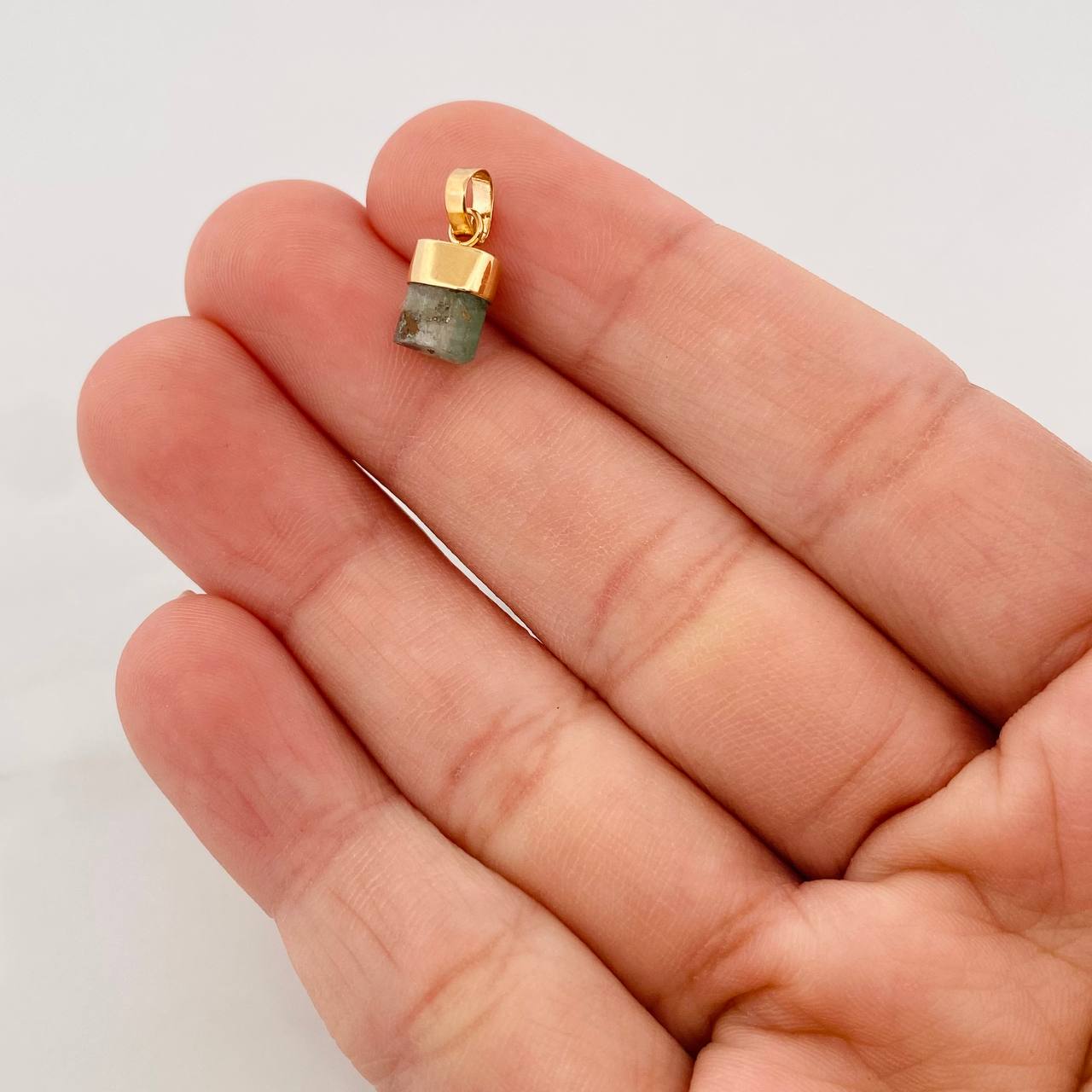 Dije Morralla Esmeralda 0.4g / 1.5cm Oro Amarillo 18K
