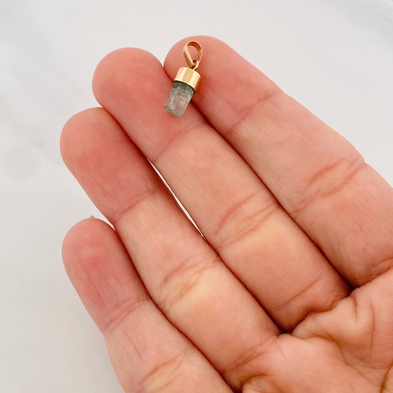Dije Morralla Esmeralda 0.4g / 1.5cm Oro Amarillo 18K