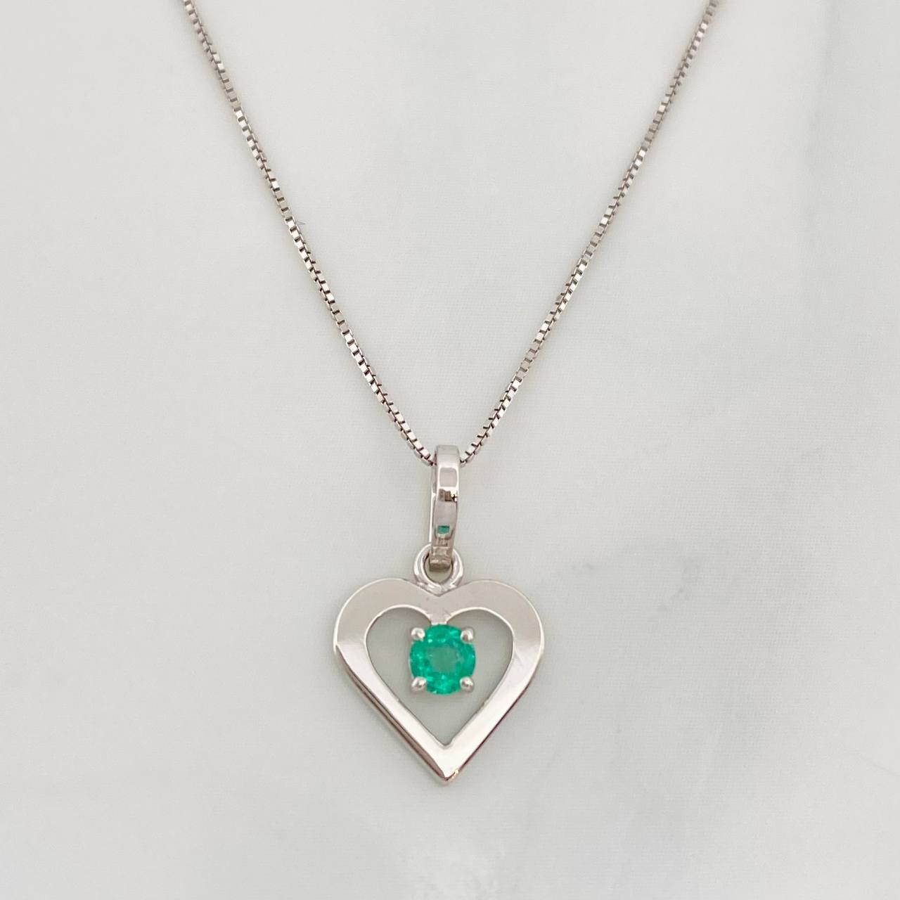 Set Cadena Veneciana + Dije Corazon Esmeralda 9pts / 1.5g / 45cm Oro Blanco 18K
