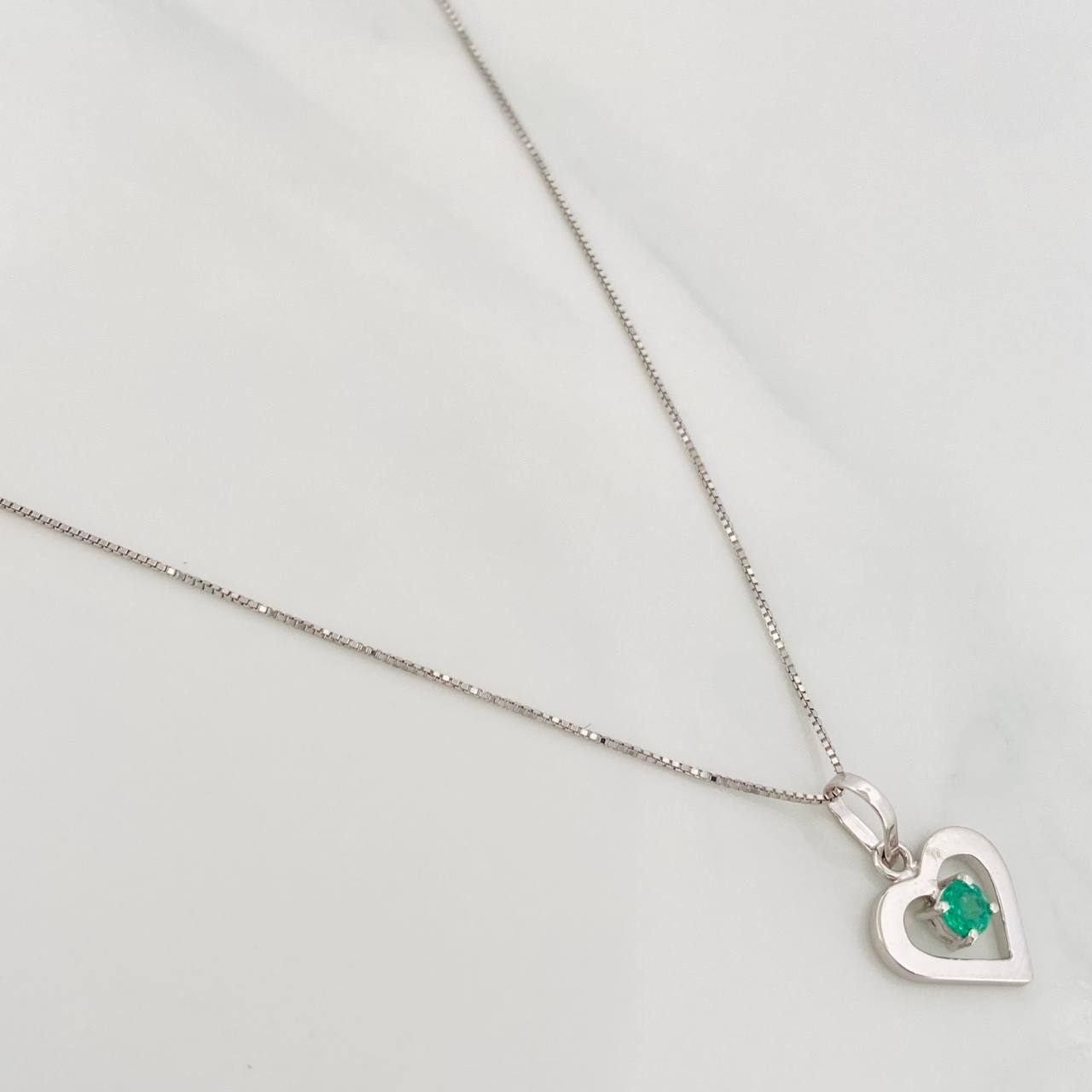 Set Cadena Veneciana + Dije Corazon Esmeralda 9pts / 1.5g / 45cm Oro Blanco 18K